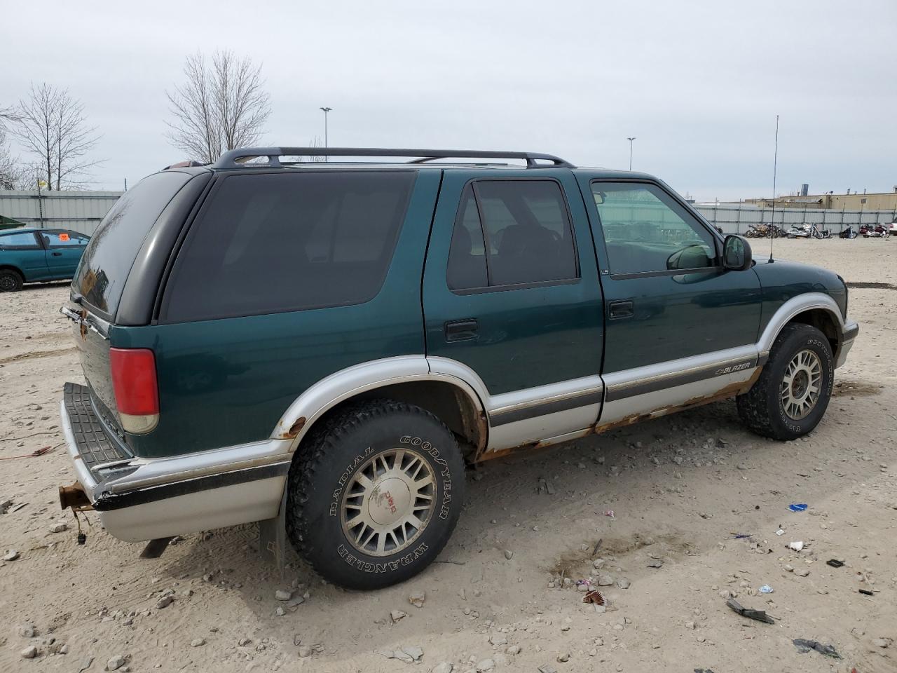 Photo 2 VIN: 1GNDT13W4V2104721 - CHEVROLET BLAZER 