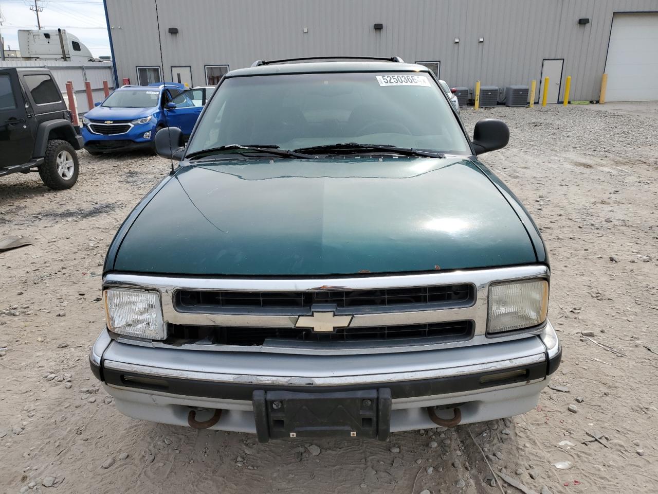 Photo 4 VIN: 1GNDT13W4V2104721 - CHEVROLET BLAZER 