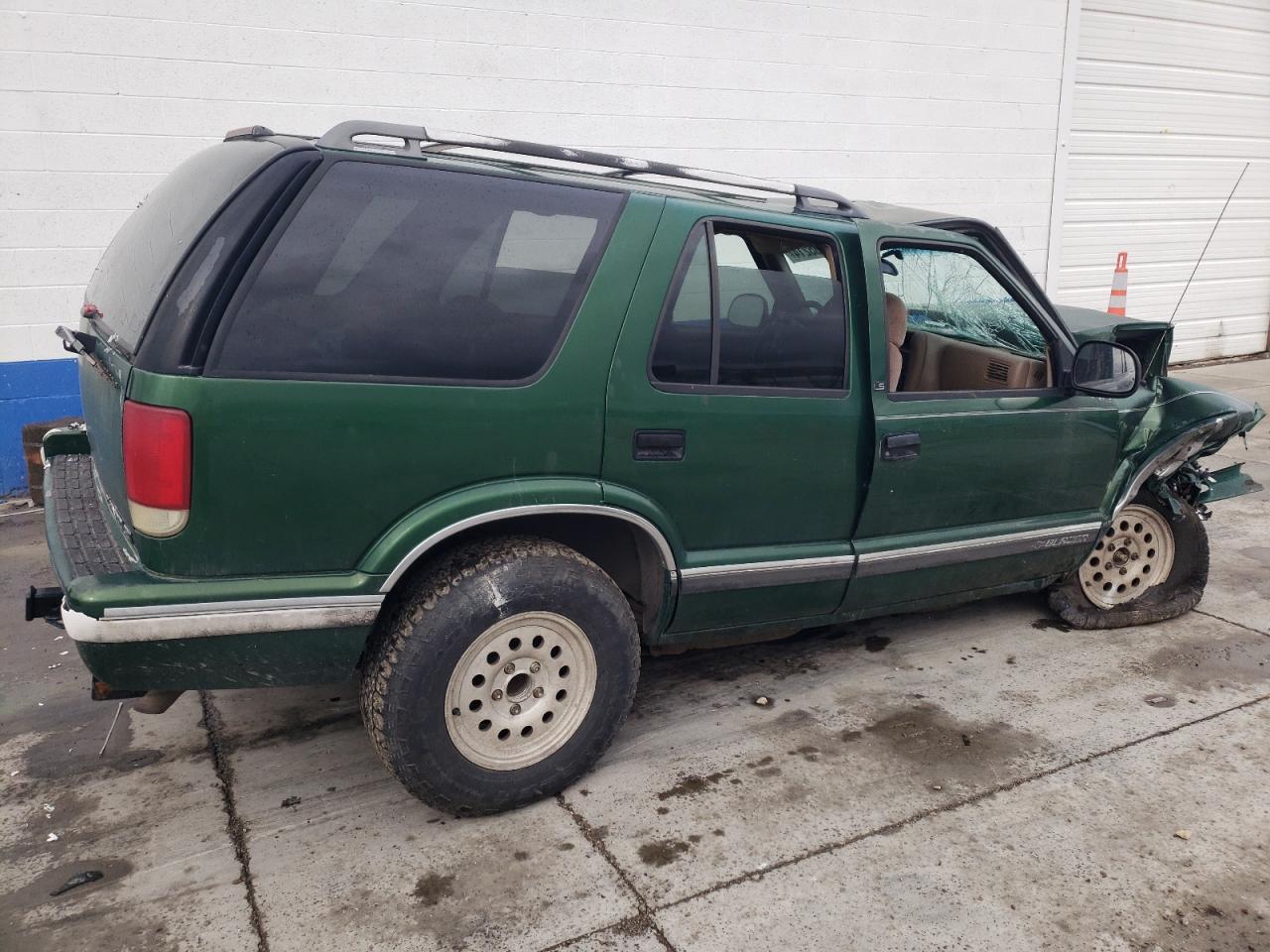 Photo 2 VIN: 1GNDT13W4V2134561 - CHEVROLET BLAZER 