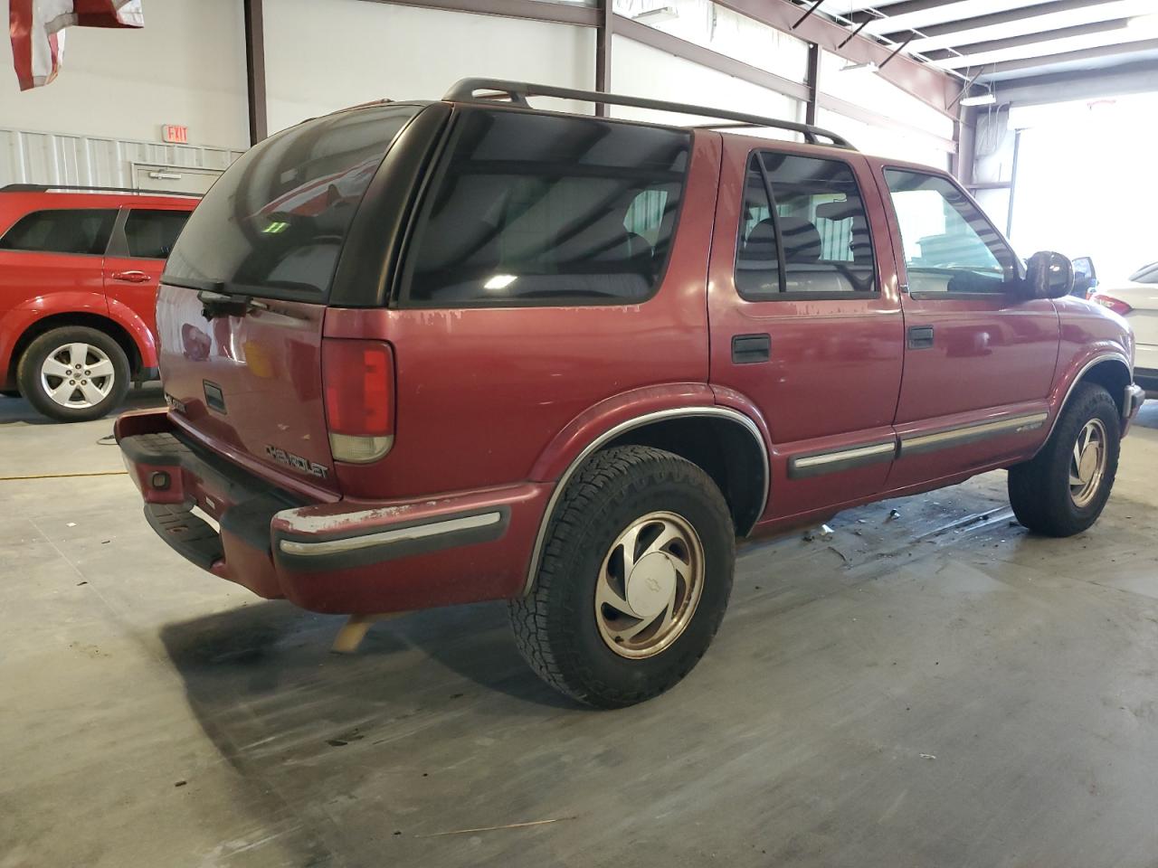 Photo 2 VIN: 1GNDT13W4W2227730 - CHEVROLET BLAZER 