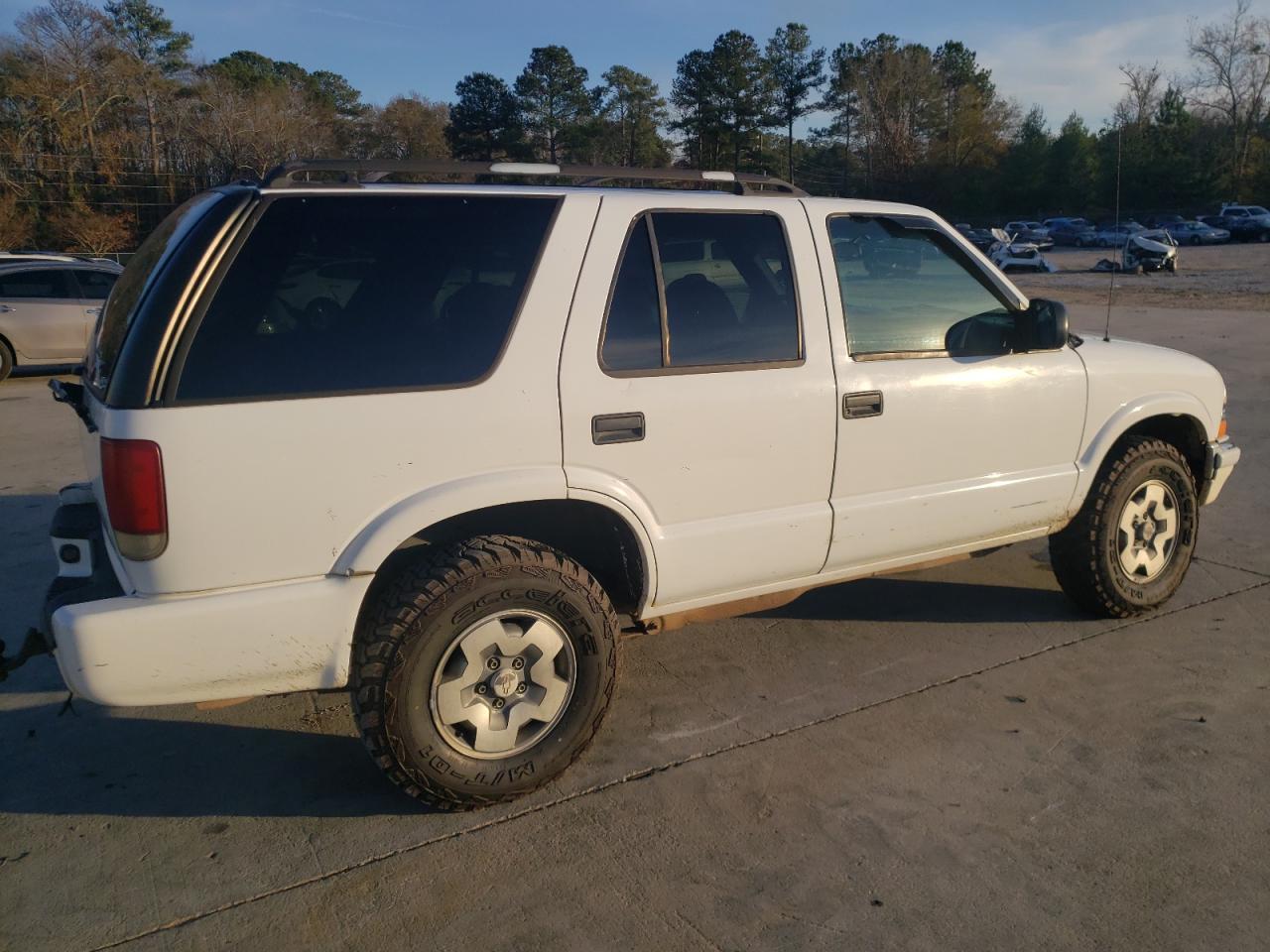 Photo 2 VIN: 1GNDT13W4Y2284934 - CHEVROLET BLAZER 