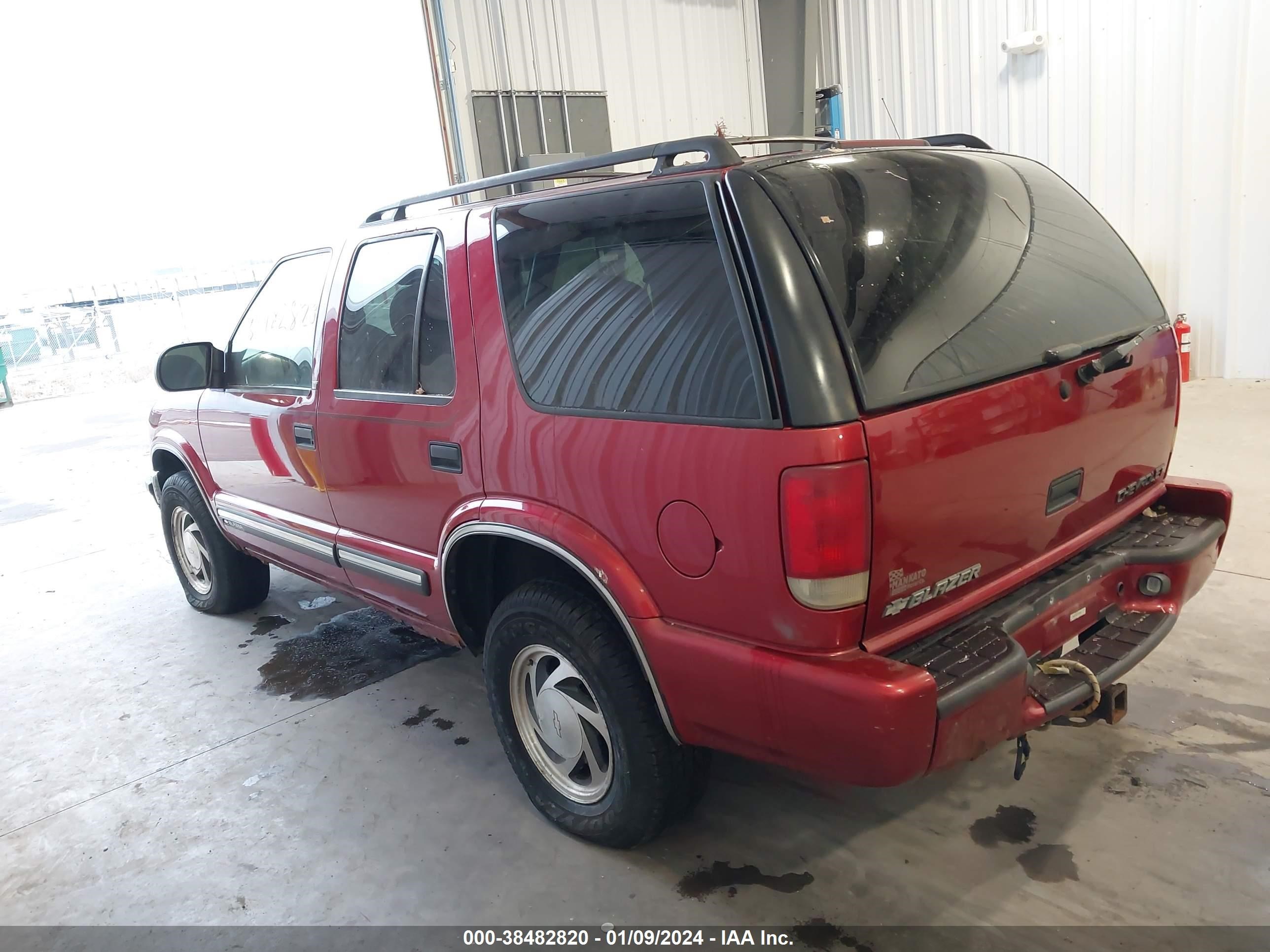 Photo 2 VIN: 1GNDT13W512139956 - CHEVROLET BLAZER 