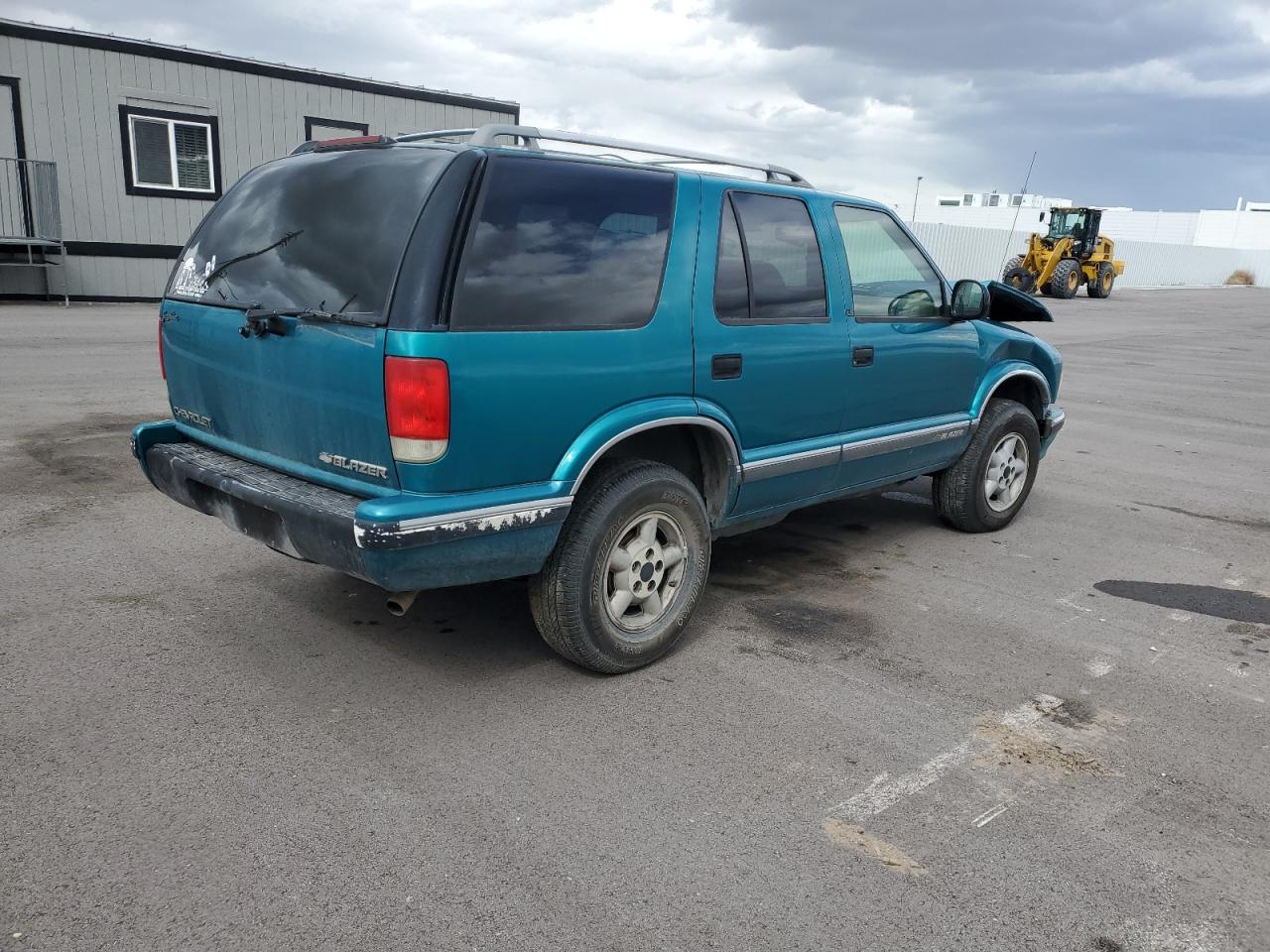 Photo 2 VIN: 1GNDT13W5S2134435 - CHEVROLET BLAZER 