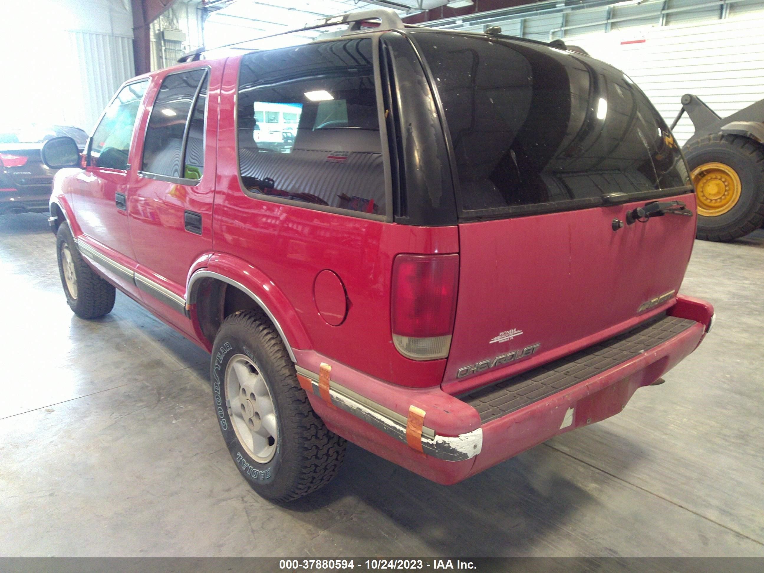 Photo 2 VIN: 1GNDT13W5T2152340 - CHEVROLET BLAZER 