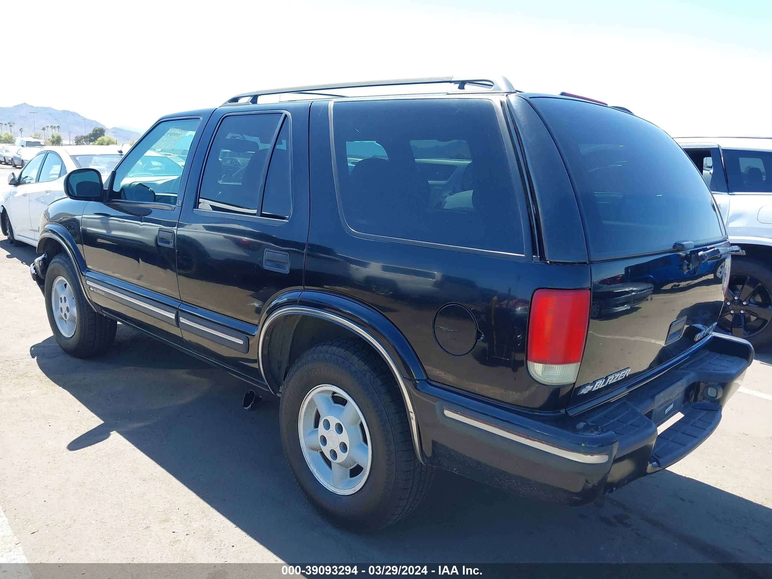 Photo 2 VIN: 1GNDT13W5W2120587 - CHEVROLET BLAZER 