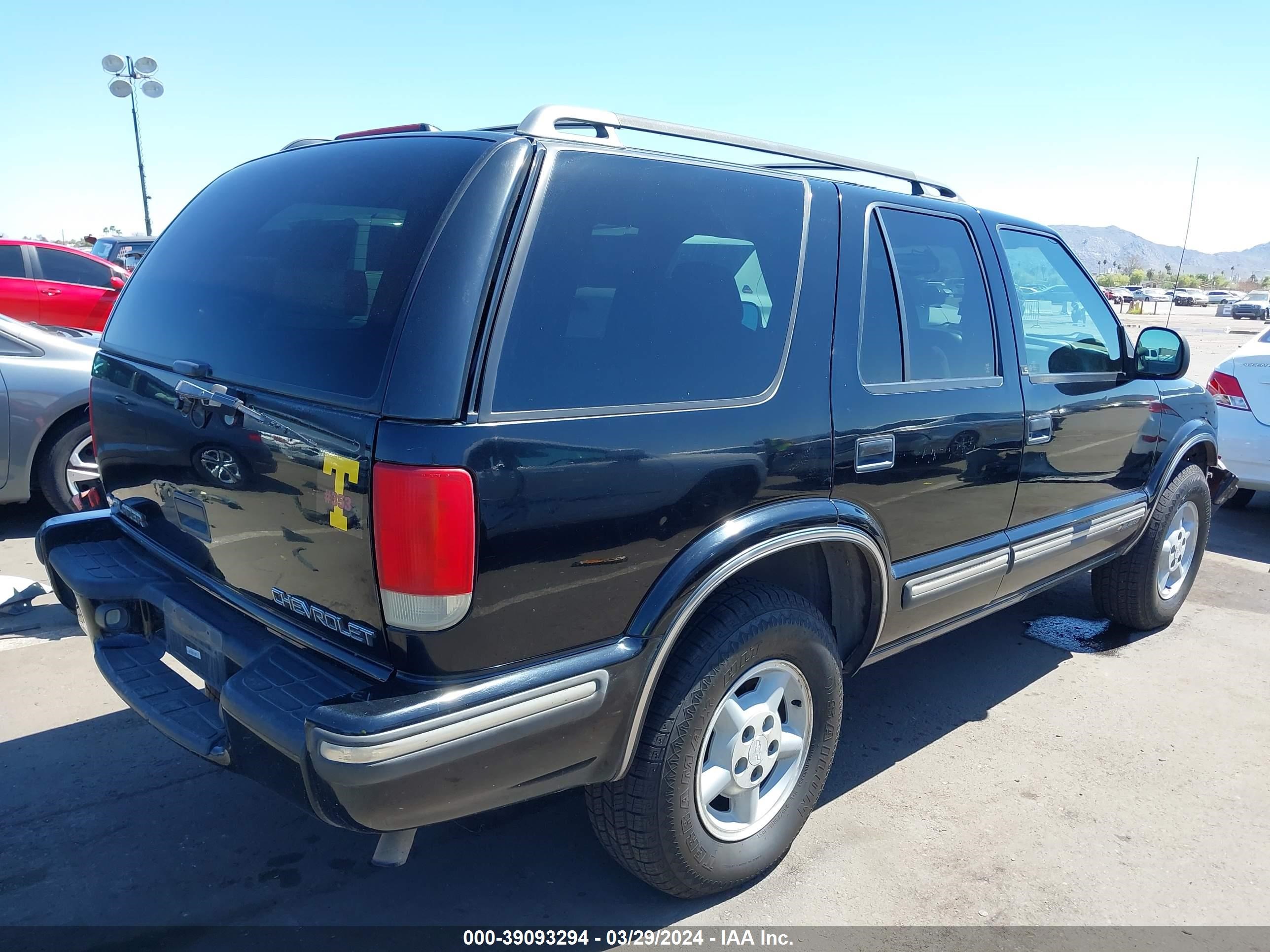 Photo 3 VIN: 1GNDT13W5W2120587 - CHEVROLET BLAZER 