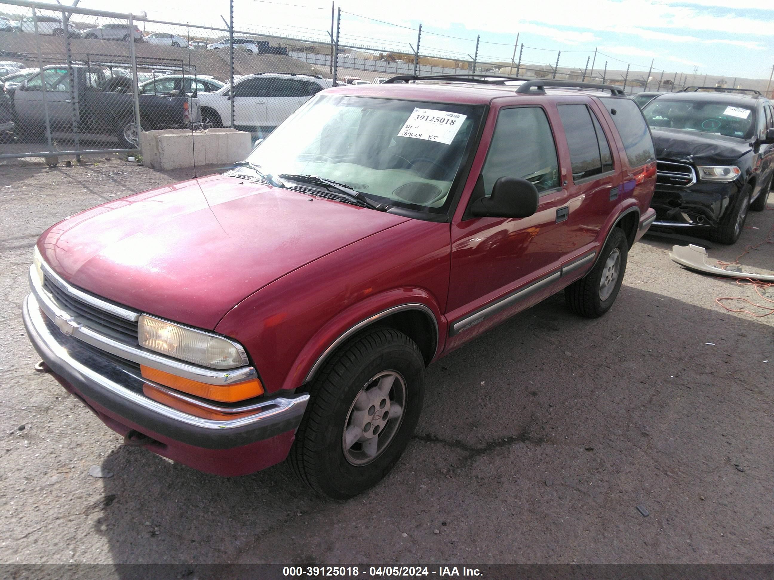 Photo 1 VIN: 1GNDT13W5W2289475 - CHEVROLET BLAZER 