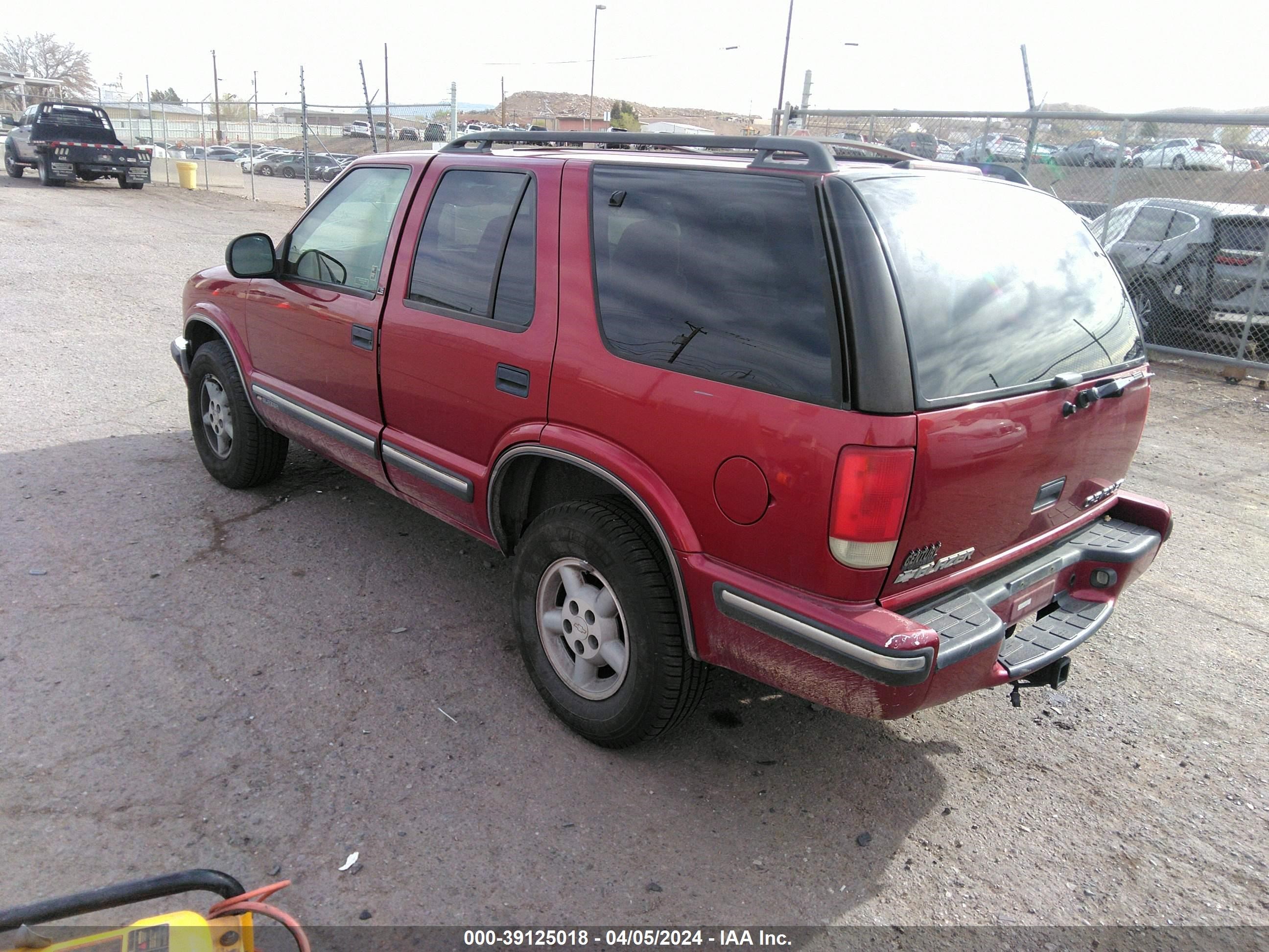 Photo 2 VIN: 1GNDT13W5W2289475 - CHEVROLET BLAZER 