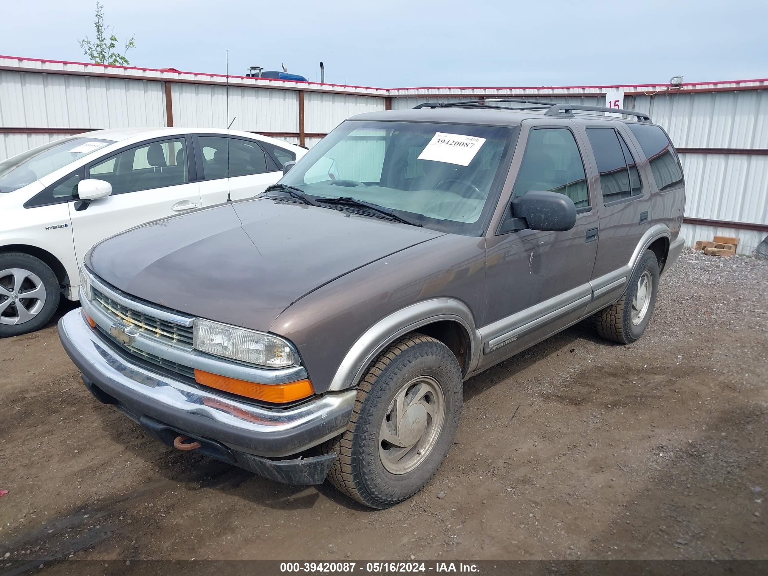 Photo 1 VIN: 1GNDT13W5Y2111701 - CHEVROLET BLAZER 