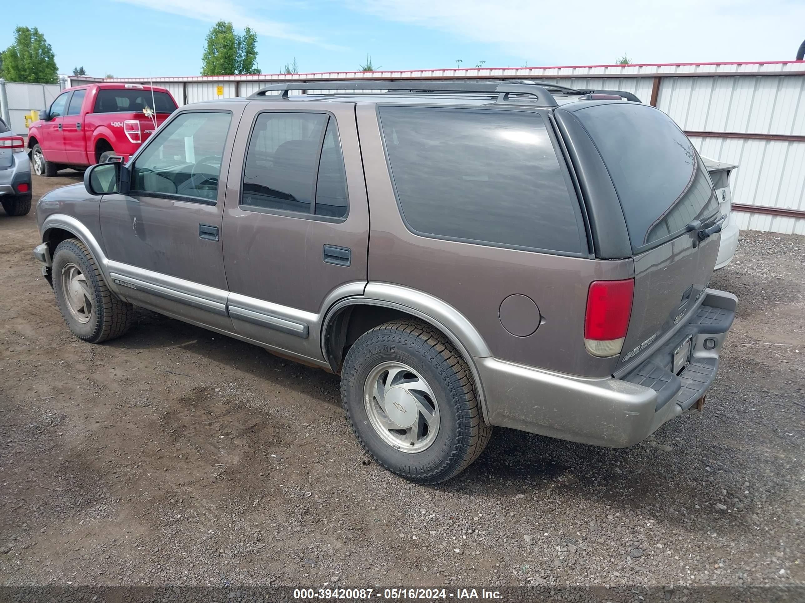 Photo 2 VIN: 1GNDT13W5Y2111701 - CHEVROLET BLAZER 