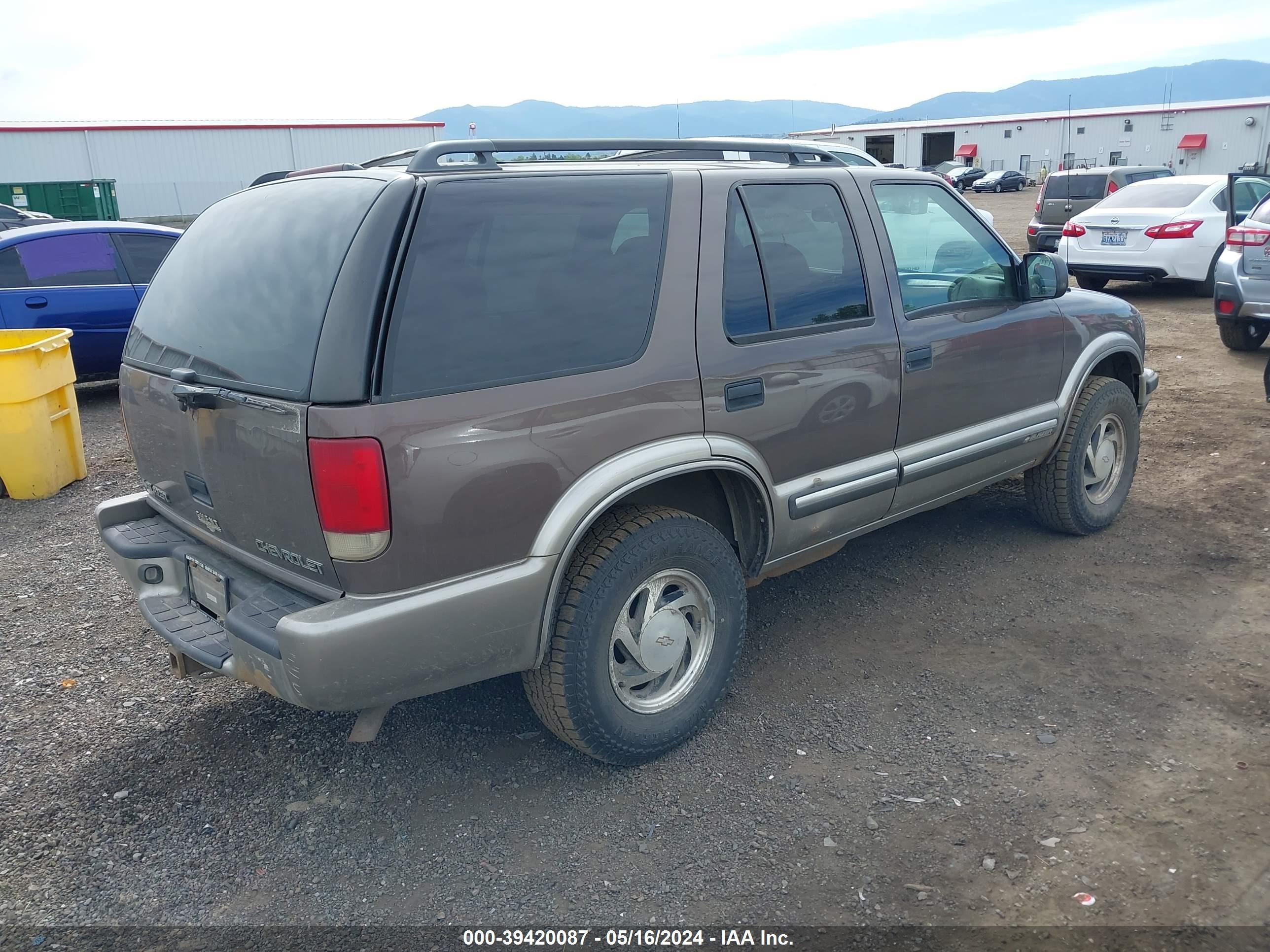 Photo 3 VIN: 1GNDT13W5Y2111701 - CHEVROLET BLAZER 