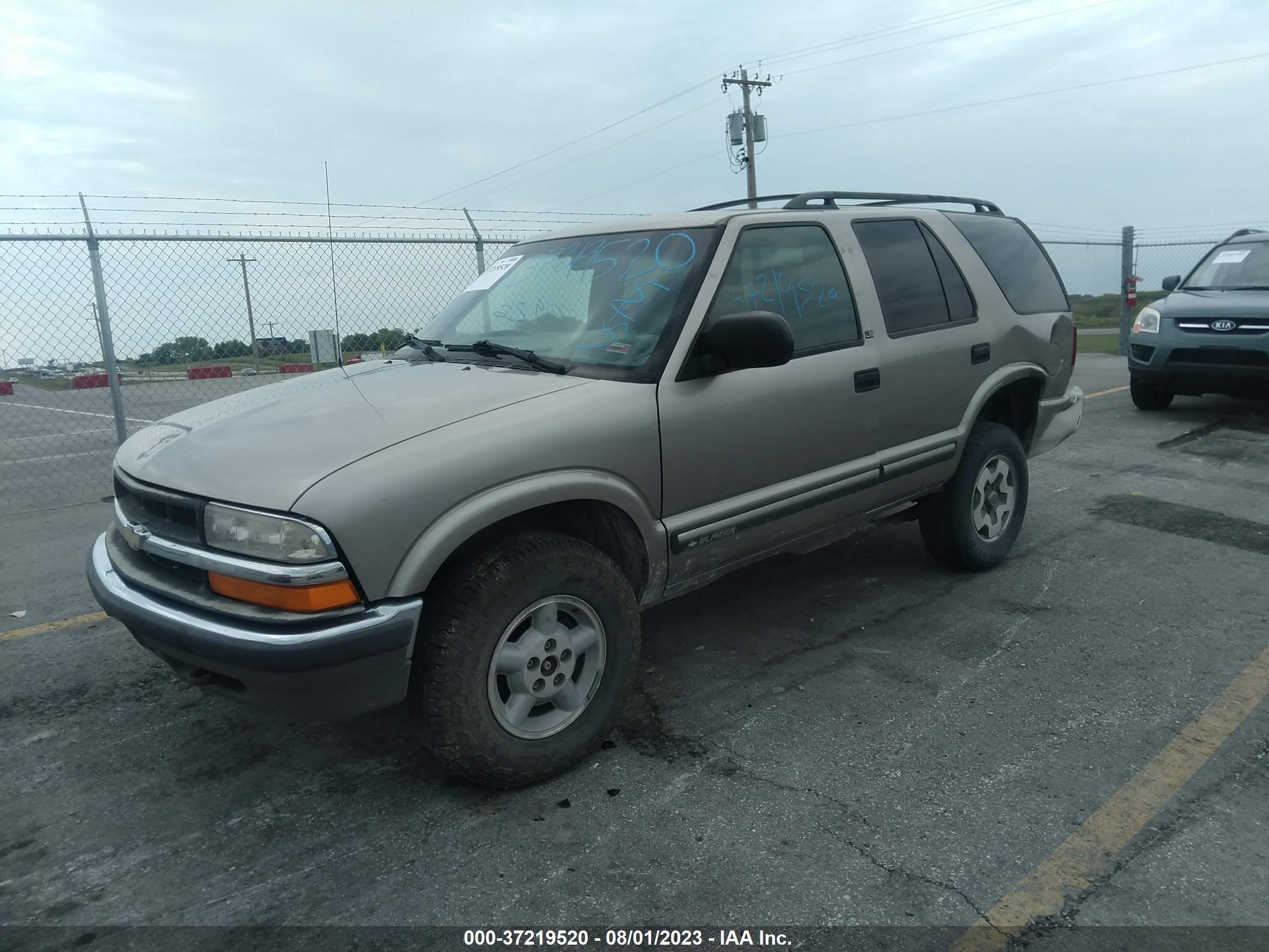 Photo 1 VIN: 1GNDT13W5Y2313275 - CHEVROLET BLAZER 