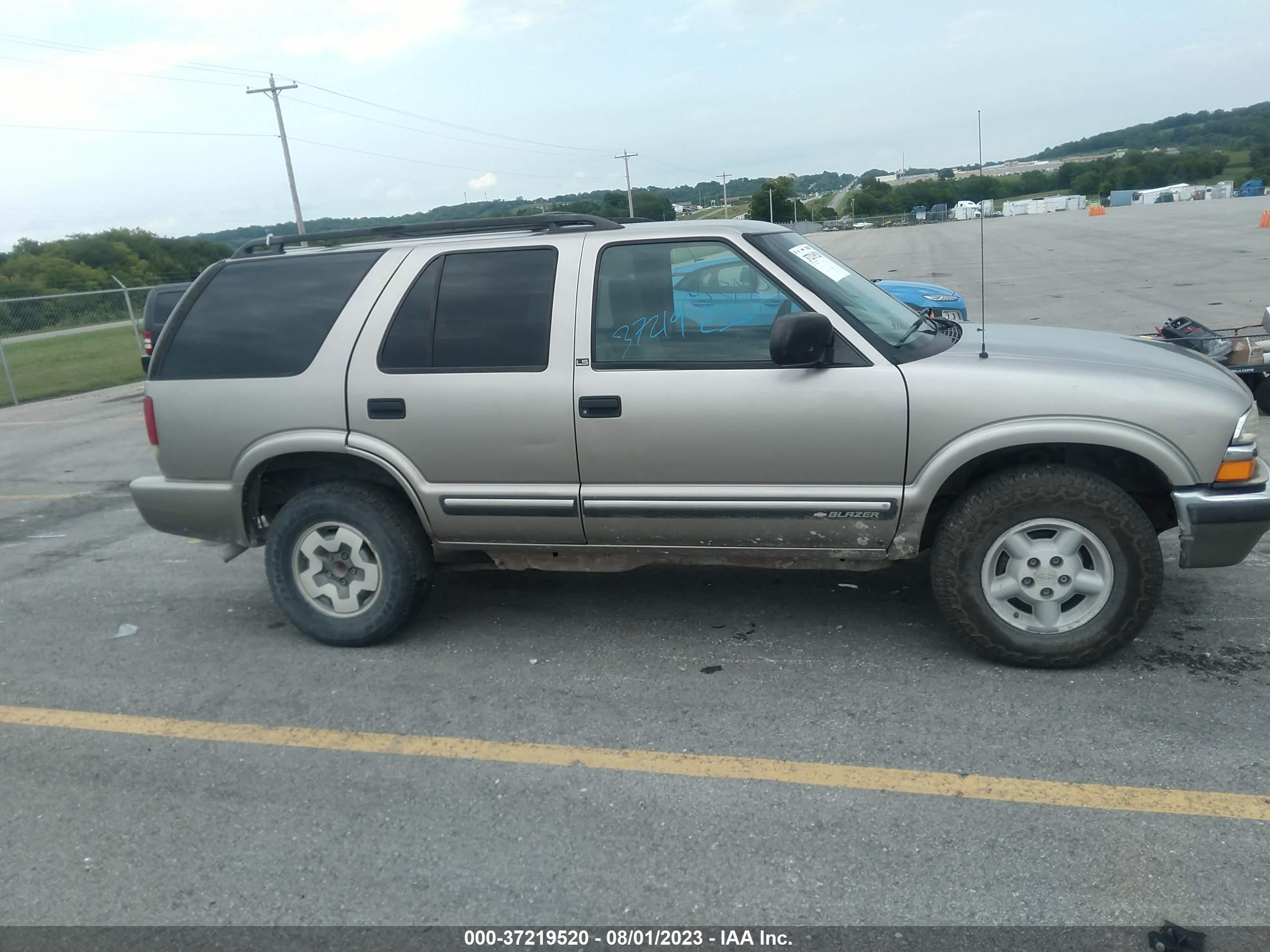 Photo 13 VIN: 1GNDT13W5Y2313275 - CHEVROLET BLAZER 