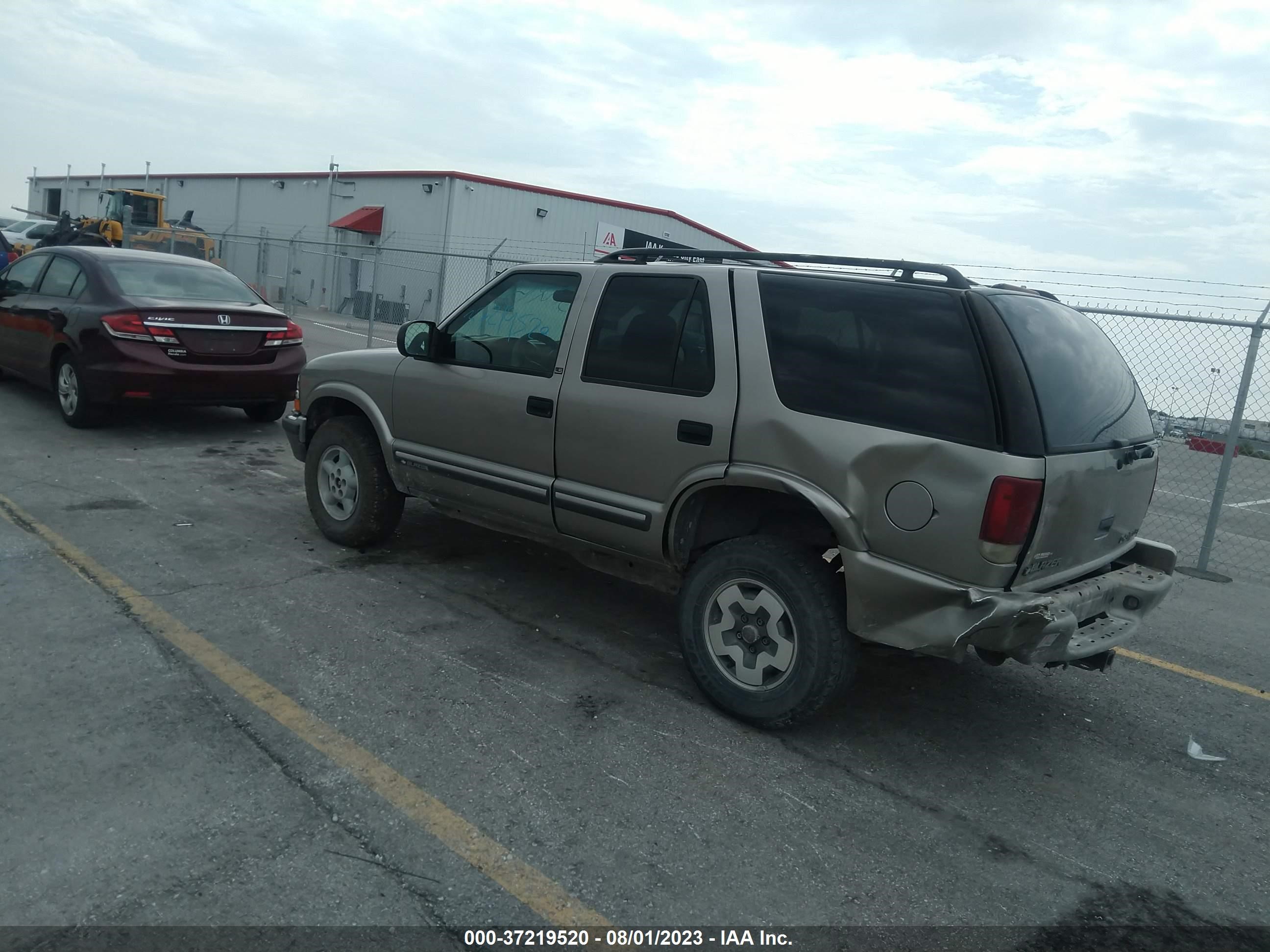 Photo 2 VIN: 1GNDT13W5Y2313275 - CHEVROLET BLAZER 