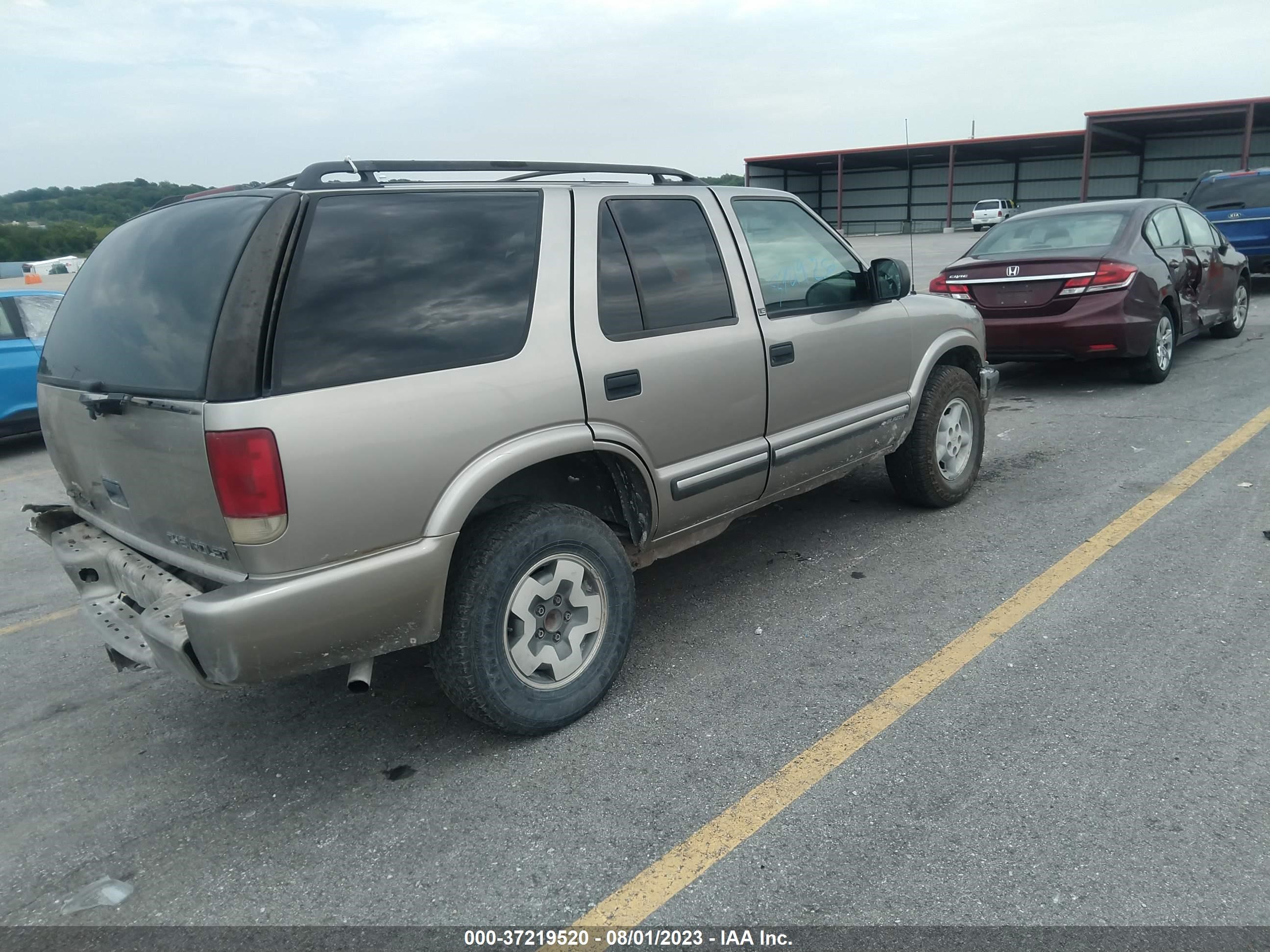 Photo 3 VIN: 1GNDT13W5Y2313275 - CHEVROLET BLAZER 