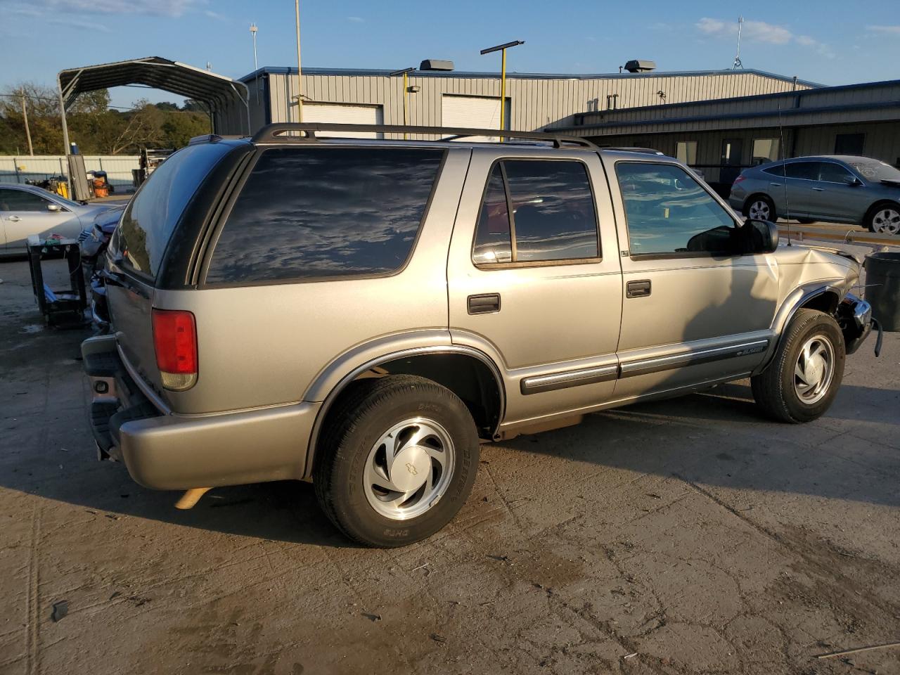 Photo 2 VIN: 1GNDT13W61K241654 - CHEVROLET BLAZER 