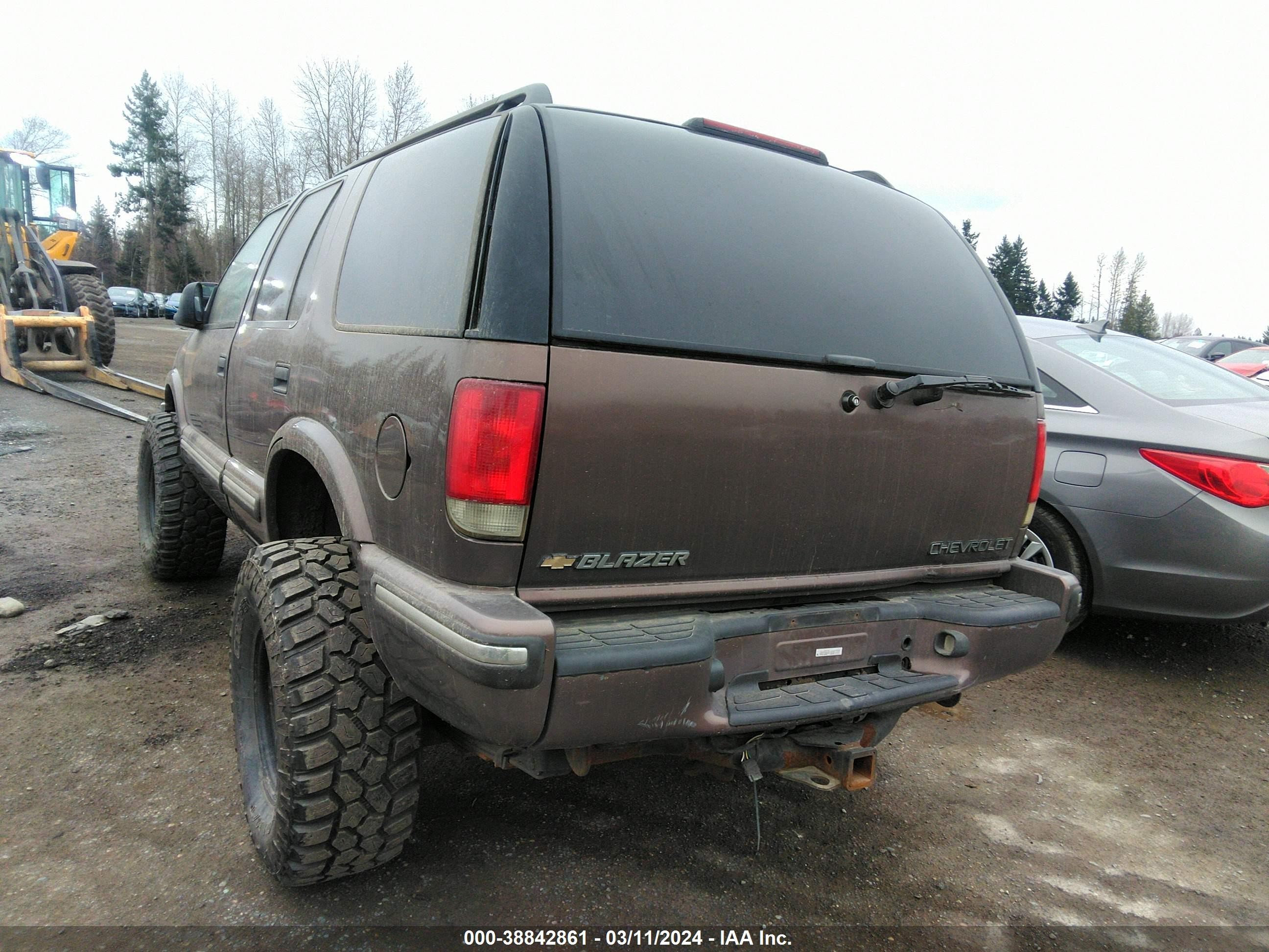 Photo 2 VIN: 1GNDT13W6W2122123 - CHEVROLET BLAZER 