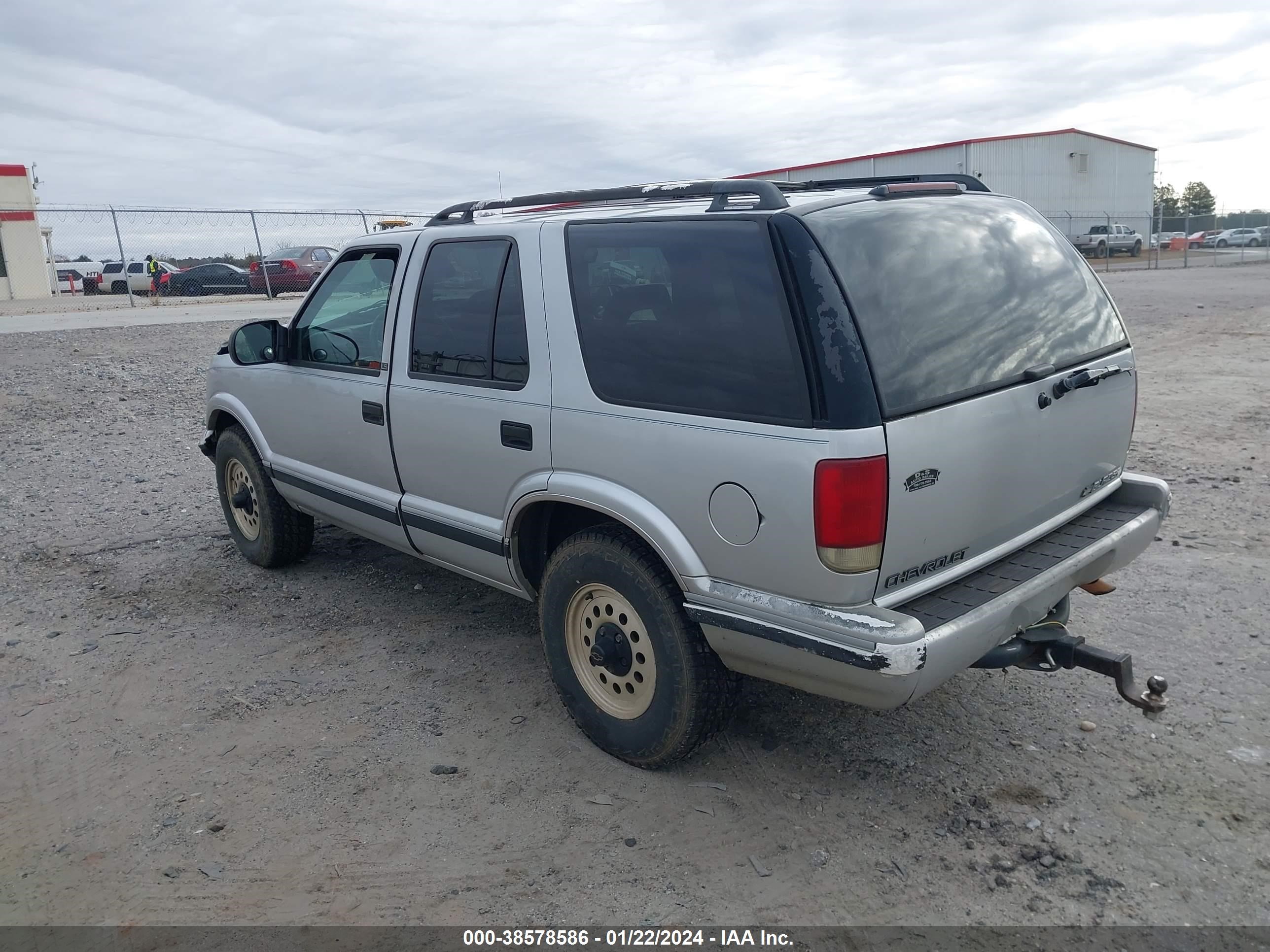 Photo 2 VIN: 1GNDT13W7V2154772 - CHEVROLET BLAZER 