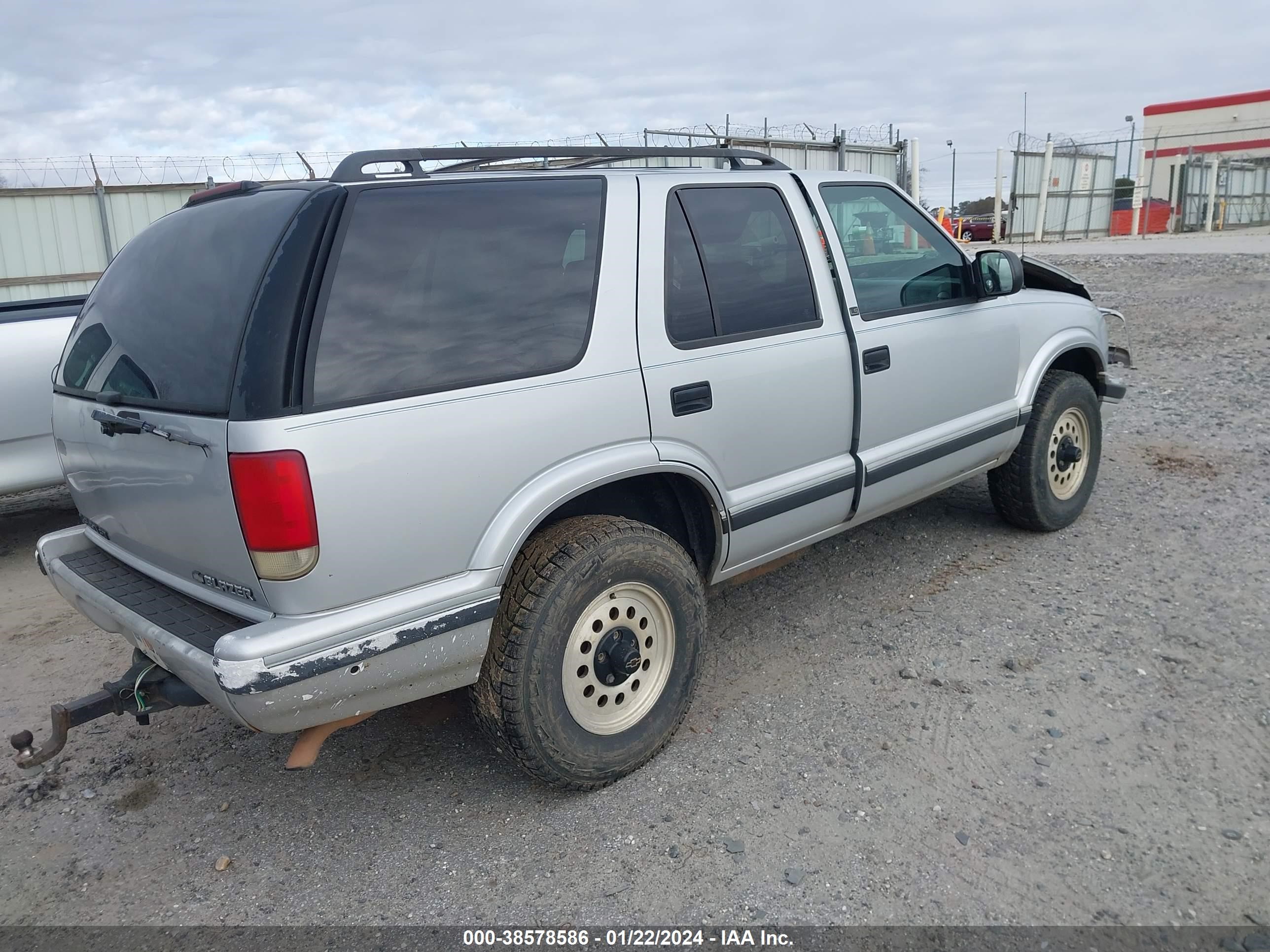 Photo 3 VIN: 1GNDT13W7V2154772 - CHEVROLET BLAZER 