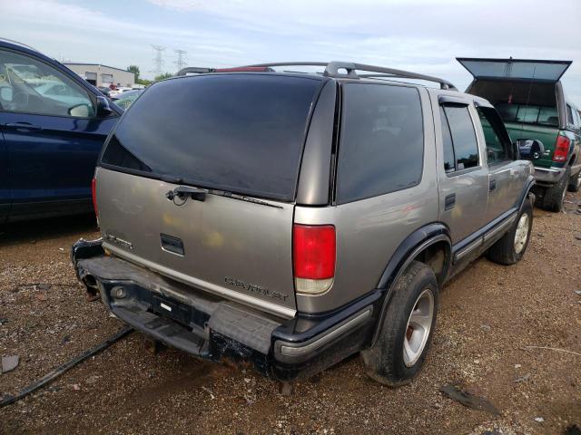 Photo 2 VIN: 1GNDT13W7W2166485 - CHEVROLET BLAZER 