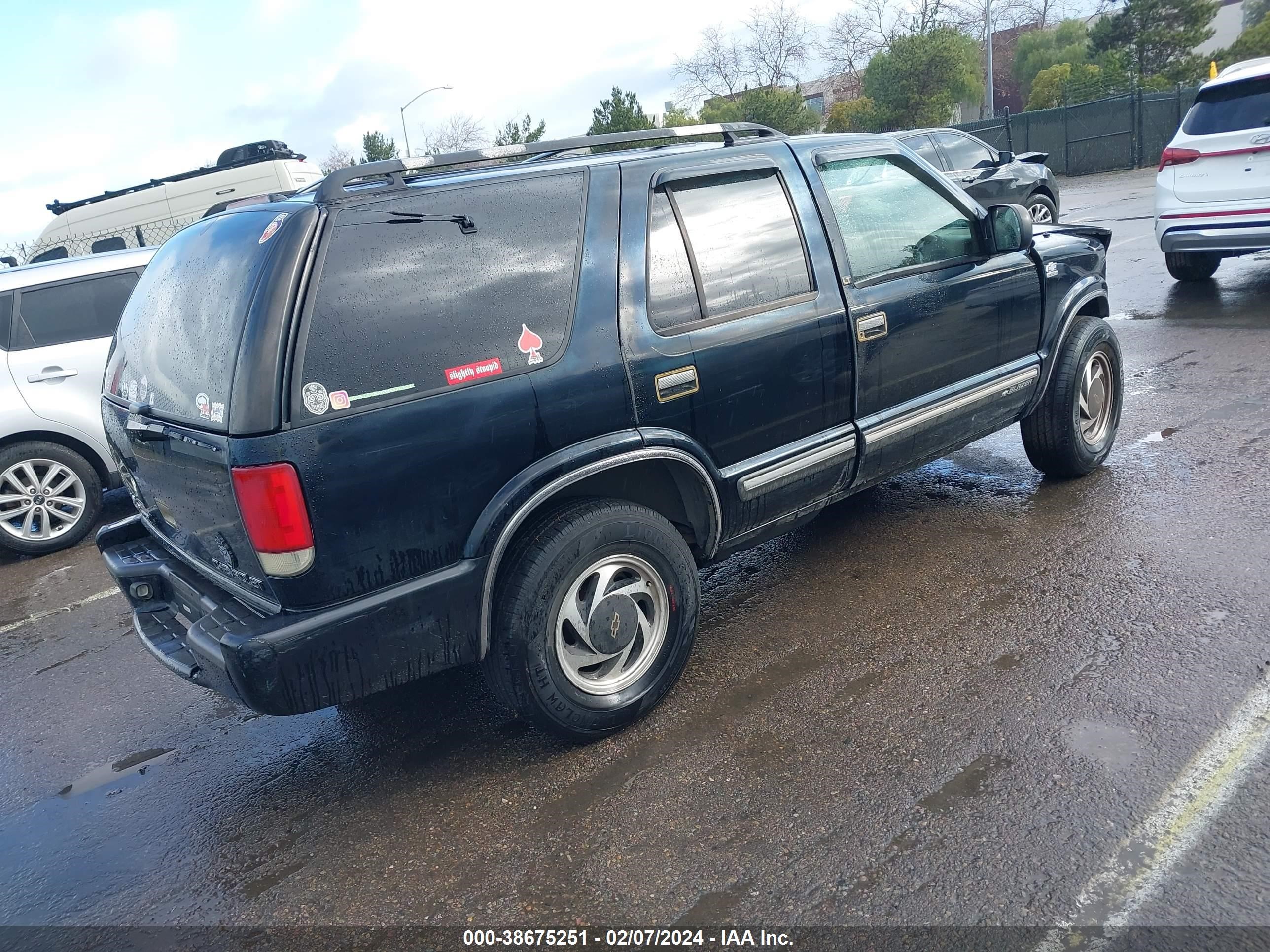 Photo 3 VIN: 1GNDT13W812225309 - CHEVROLET BLAZER 