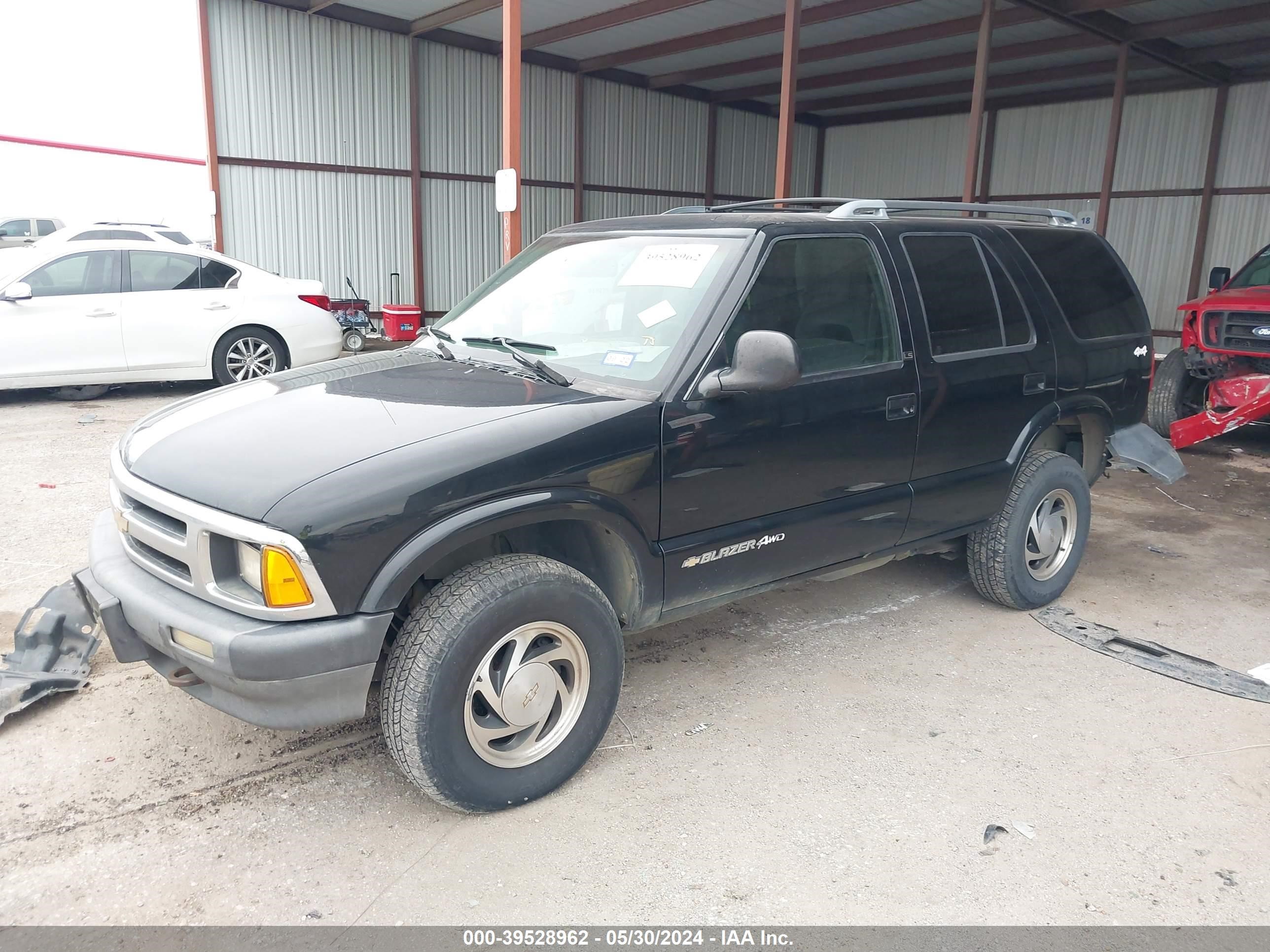 Photo 1 VIN: 1GNDT13W8S2150435 - CHEVROLET BLAZER 