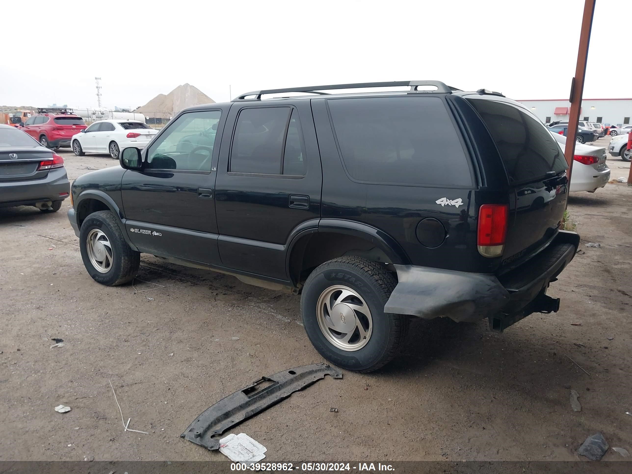 Photo 2 VIN: 1GNDT13W8S2150435 - CHEVROLET BLAZER 