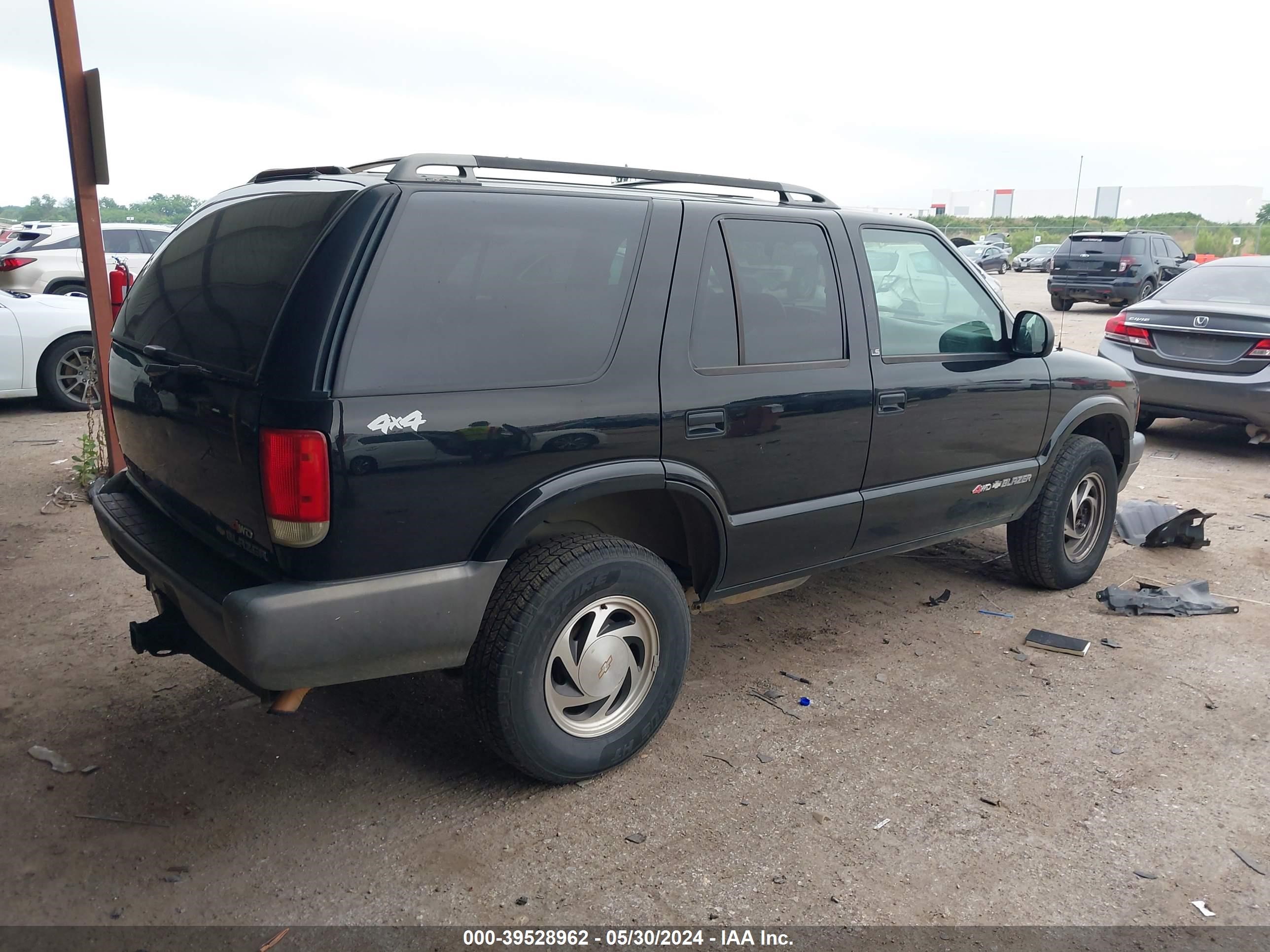 Photo 3 VIN: 1GNDT13W8S2150435 - CHEVROLET BLAZER 