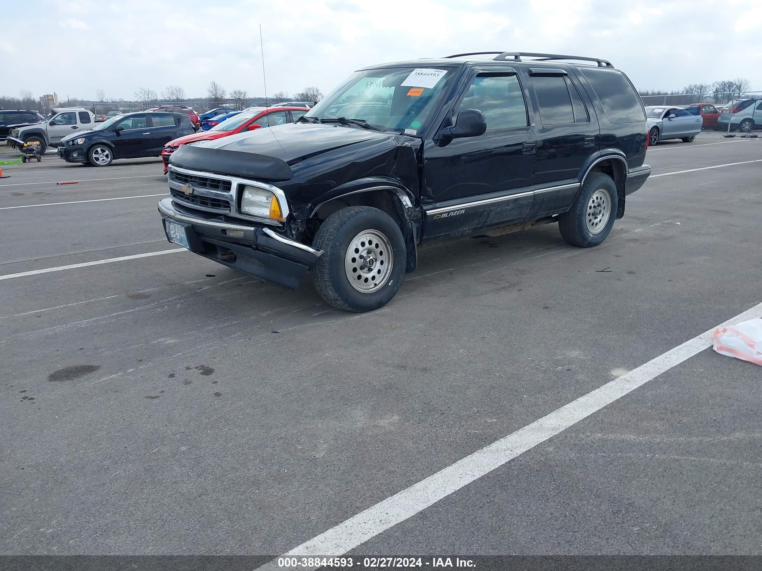 Photo 1 VIN: 1GNDT13W8S2217423 - CHEVROLET BLAZER 