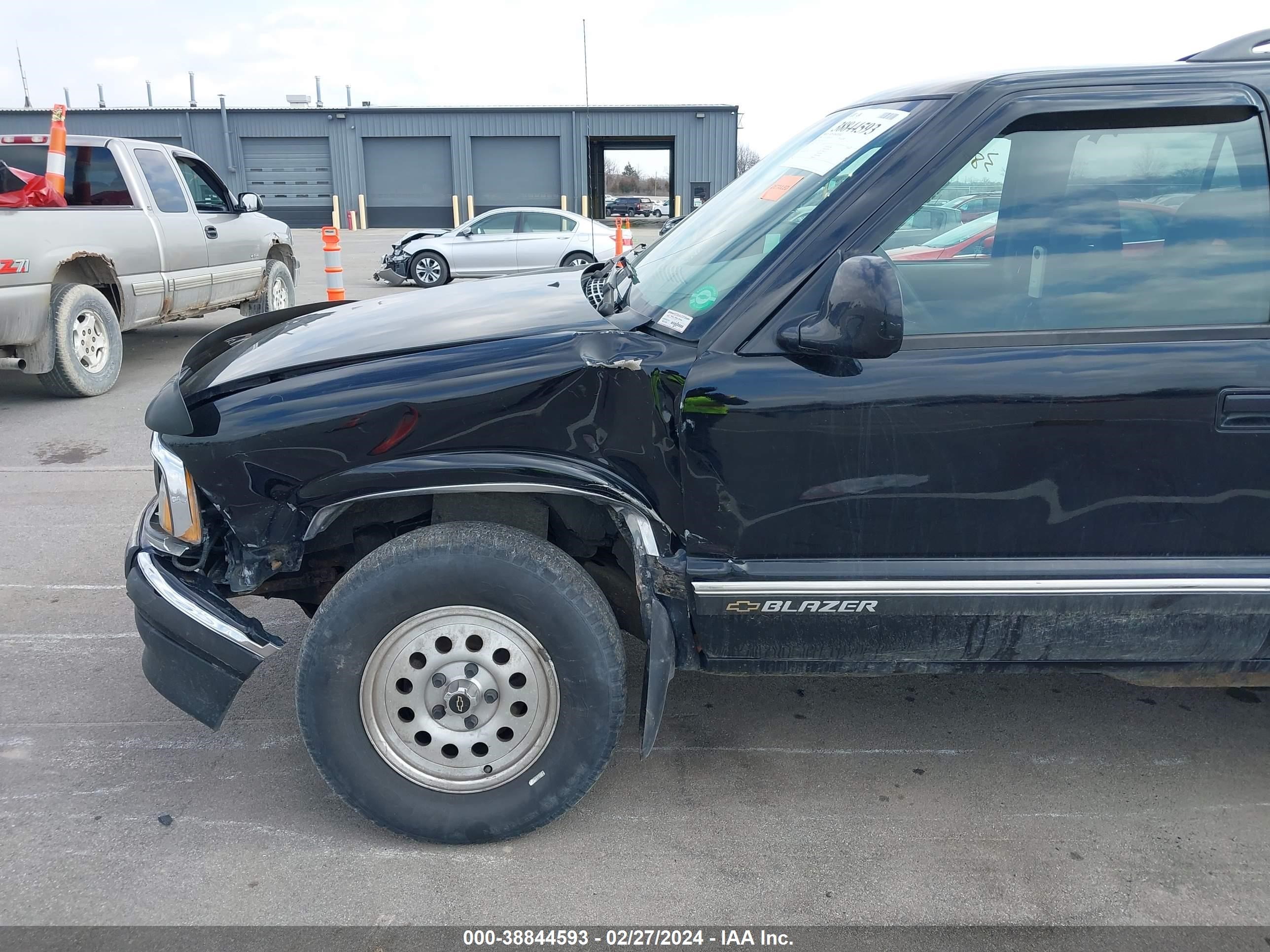 Photo 11 VIN: 1GNDT13W8S2217423 - CHEVROLET BLAZER 