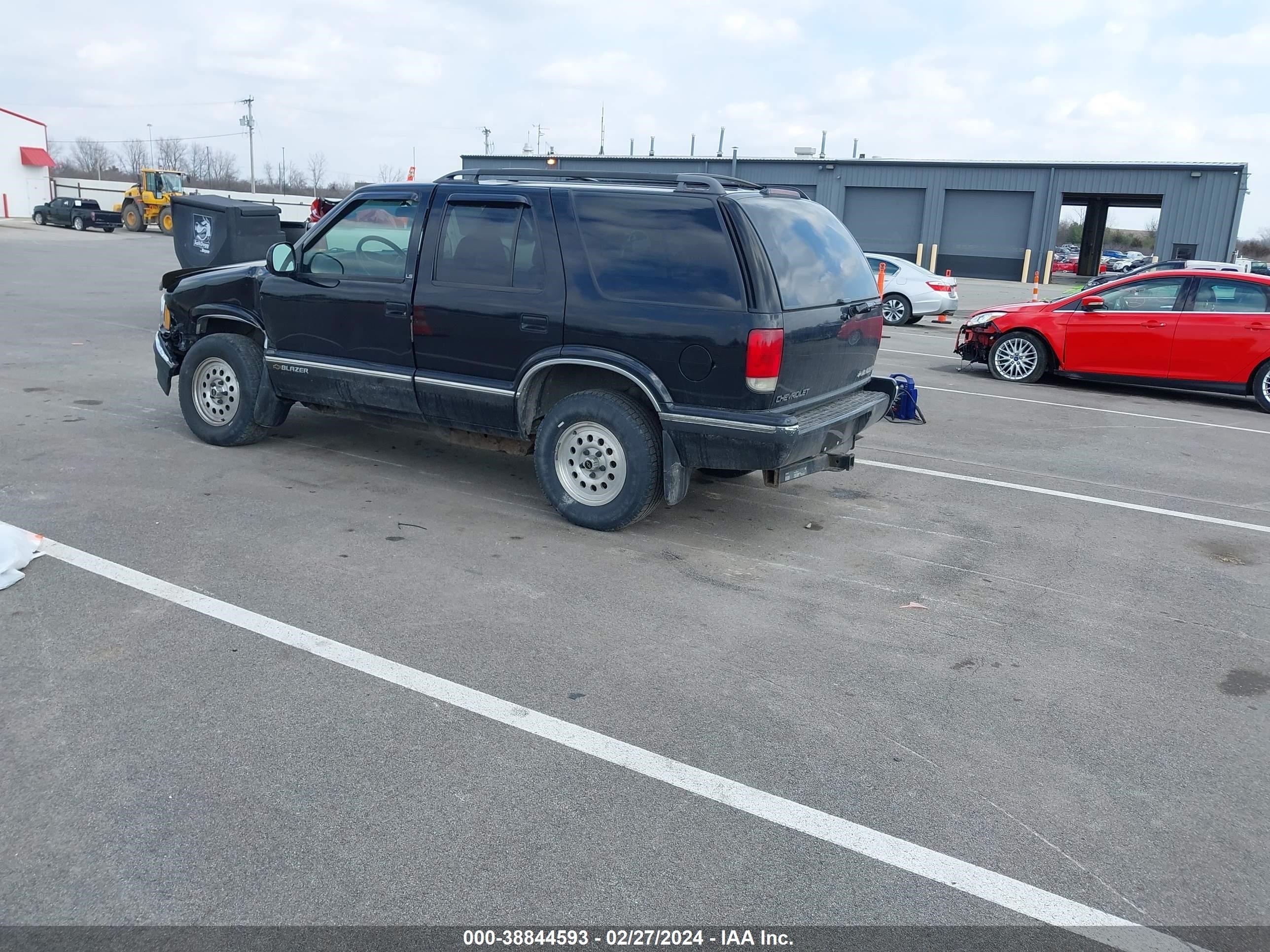 Photo 2 VIN: 1GNDT13W8S2217423 - CHEVROLET BLAZER 