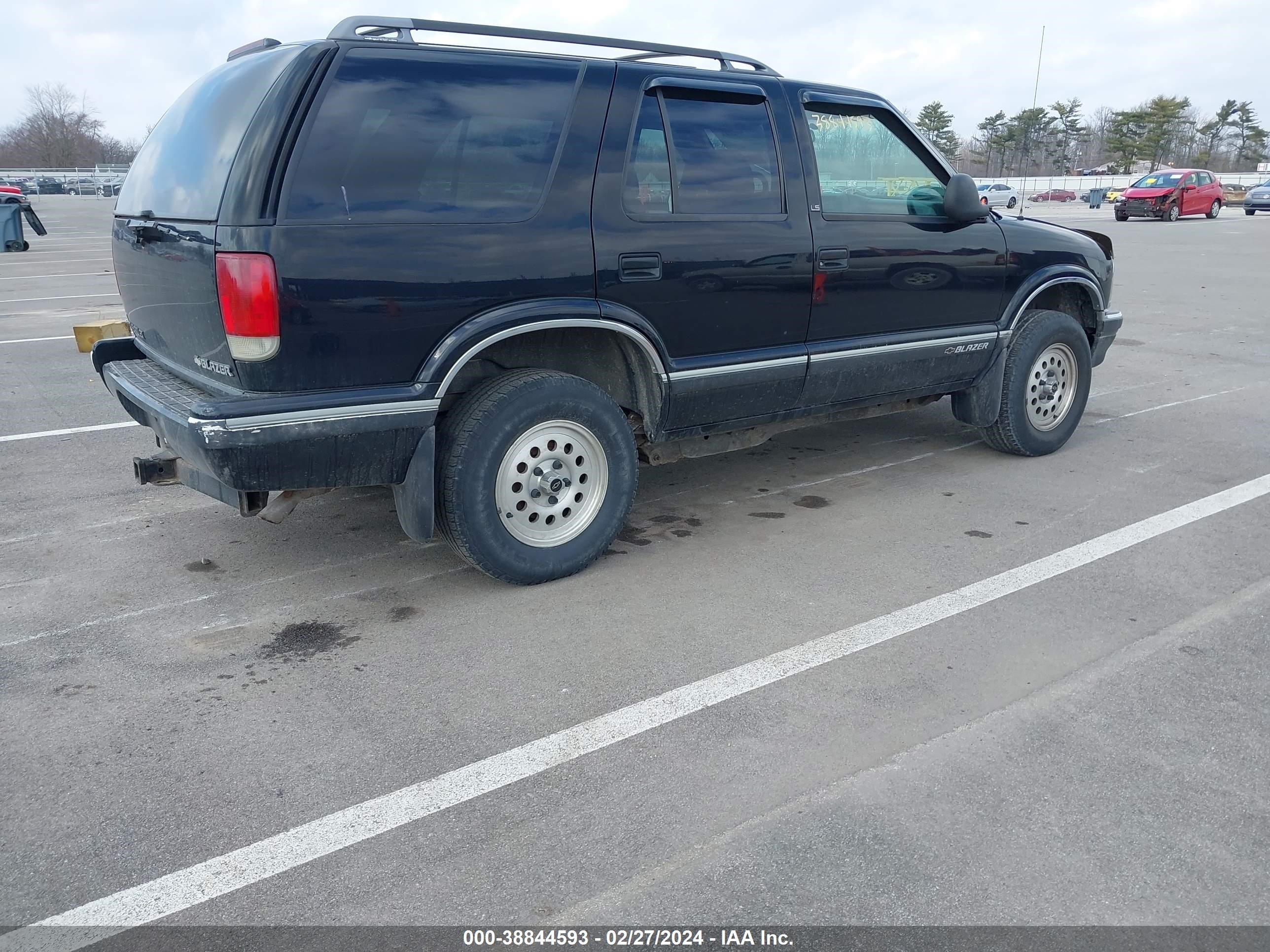 Photo 3 VIN: 1GNDT13W8S2217423 - CHEVROLET BLAZER 