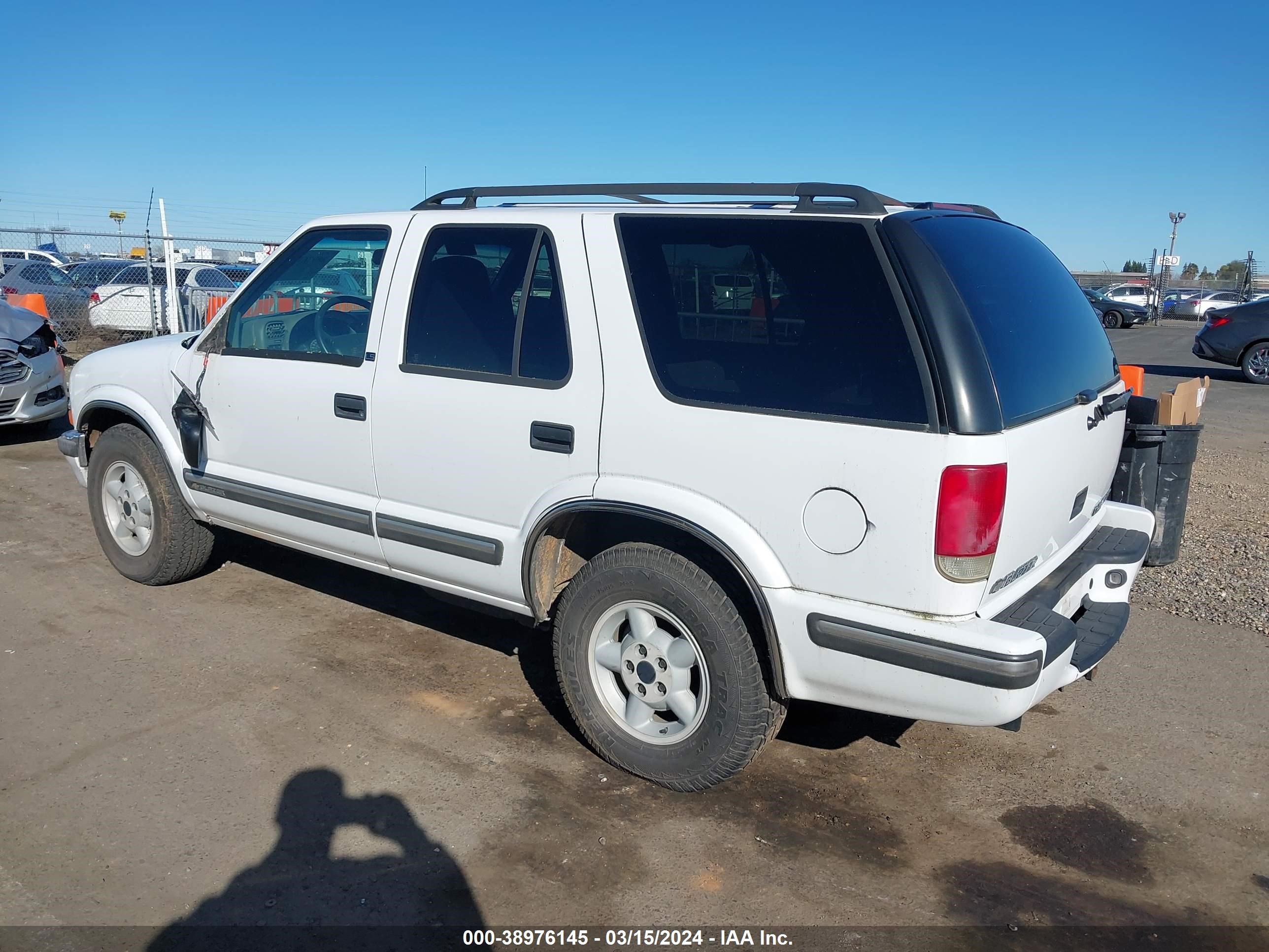 Photo 2 VIN: 1GNDT13W8W2277143 - CHEVROLET BLAZER 