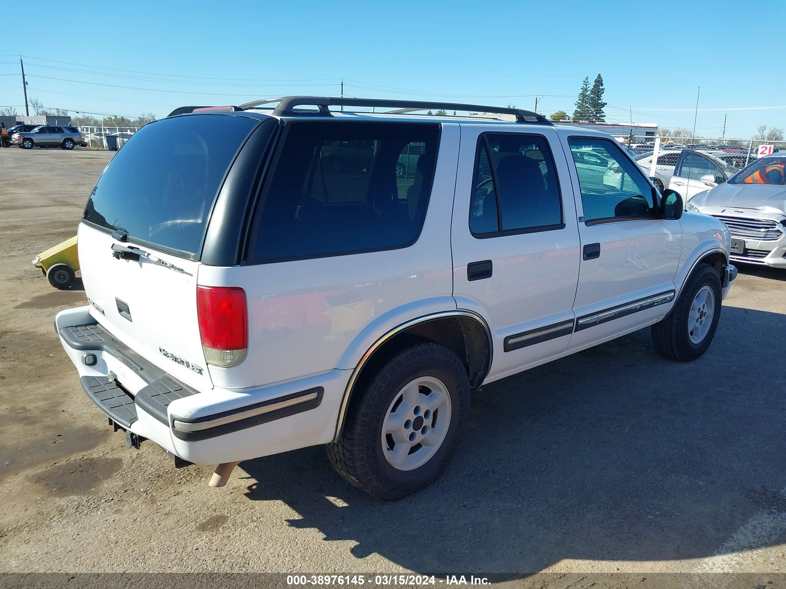 Photo 3 VIN: 1GNDT13W8W2277143 - CHEVROLET BLAZER 