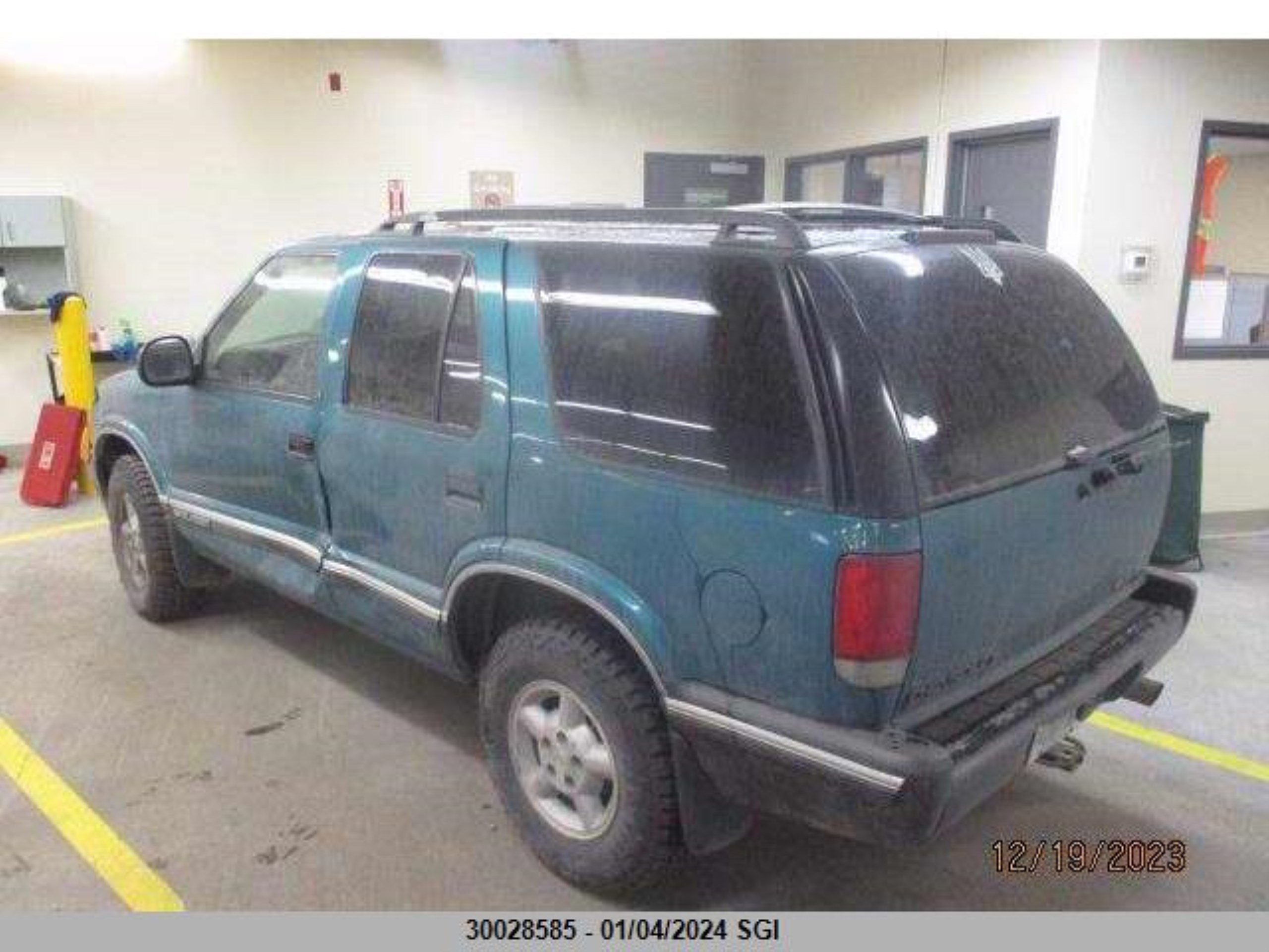 Photo 2 VIN: 1GNDT13W9S2170399 - CHEVROLET BLAZER 