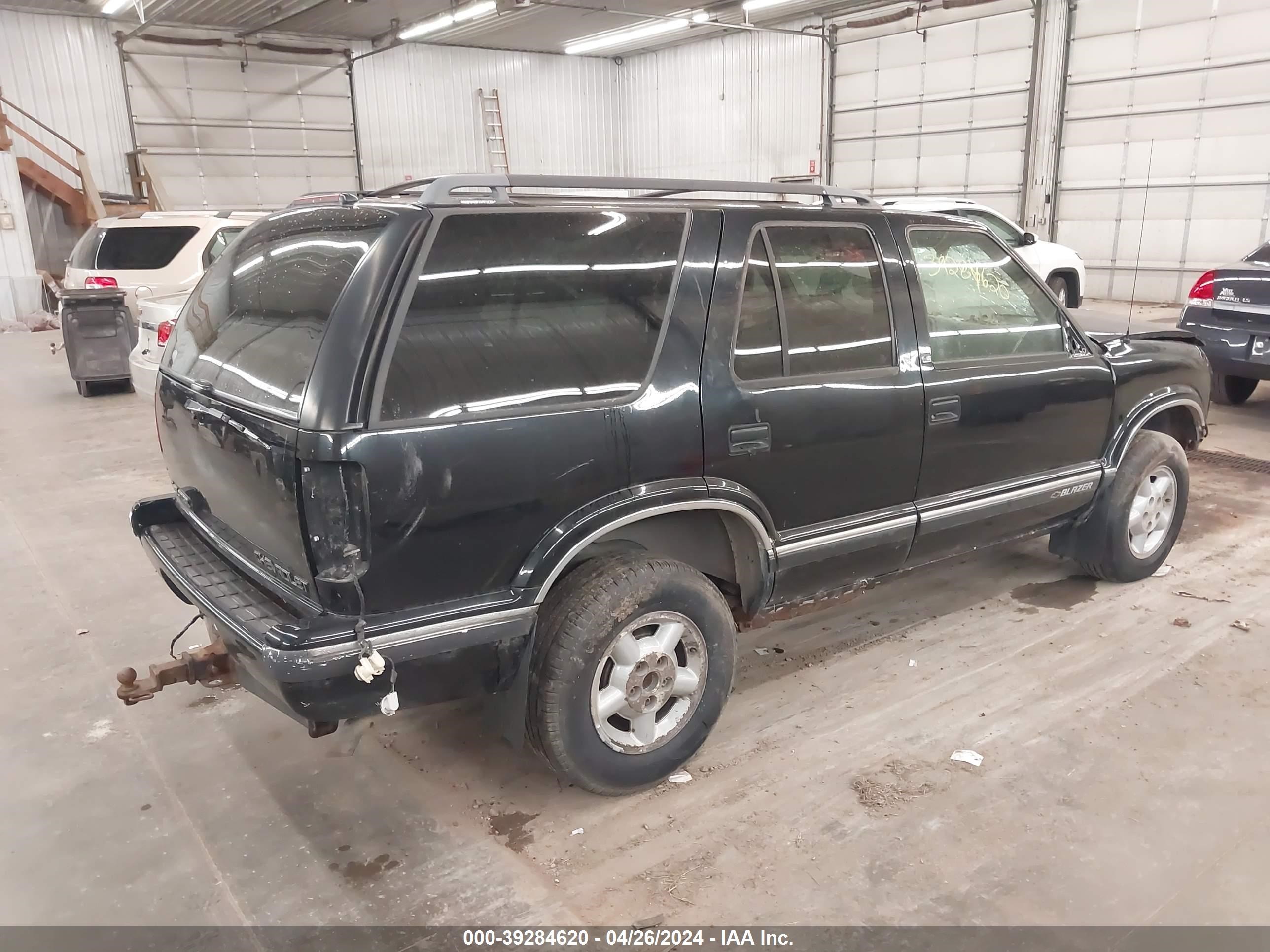 Photo 3 VIN: 1GNDT13W9T2138179 - CHEVROLET BLAZER 