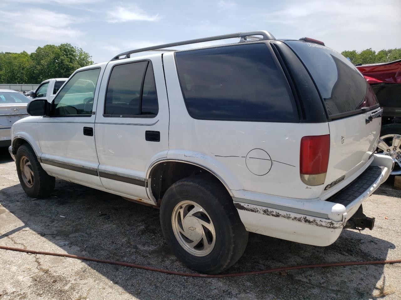 Photo 1 VIN: 1GNDT13W9T2244888 - CHEVROLET BLAZER 