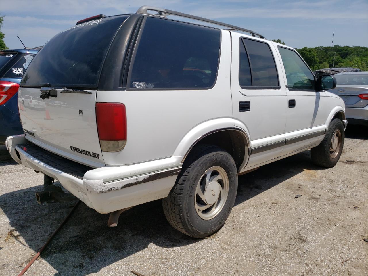 Photo 2 VIN: 1GNDT13W9T2244888 - CHEVROLET BLAZER 