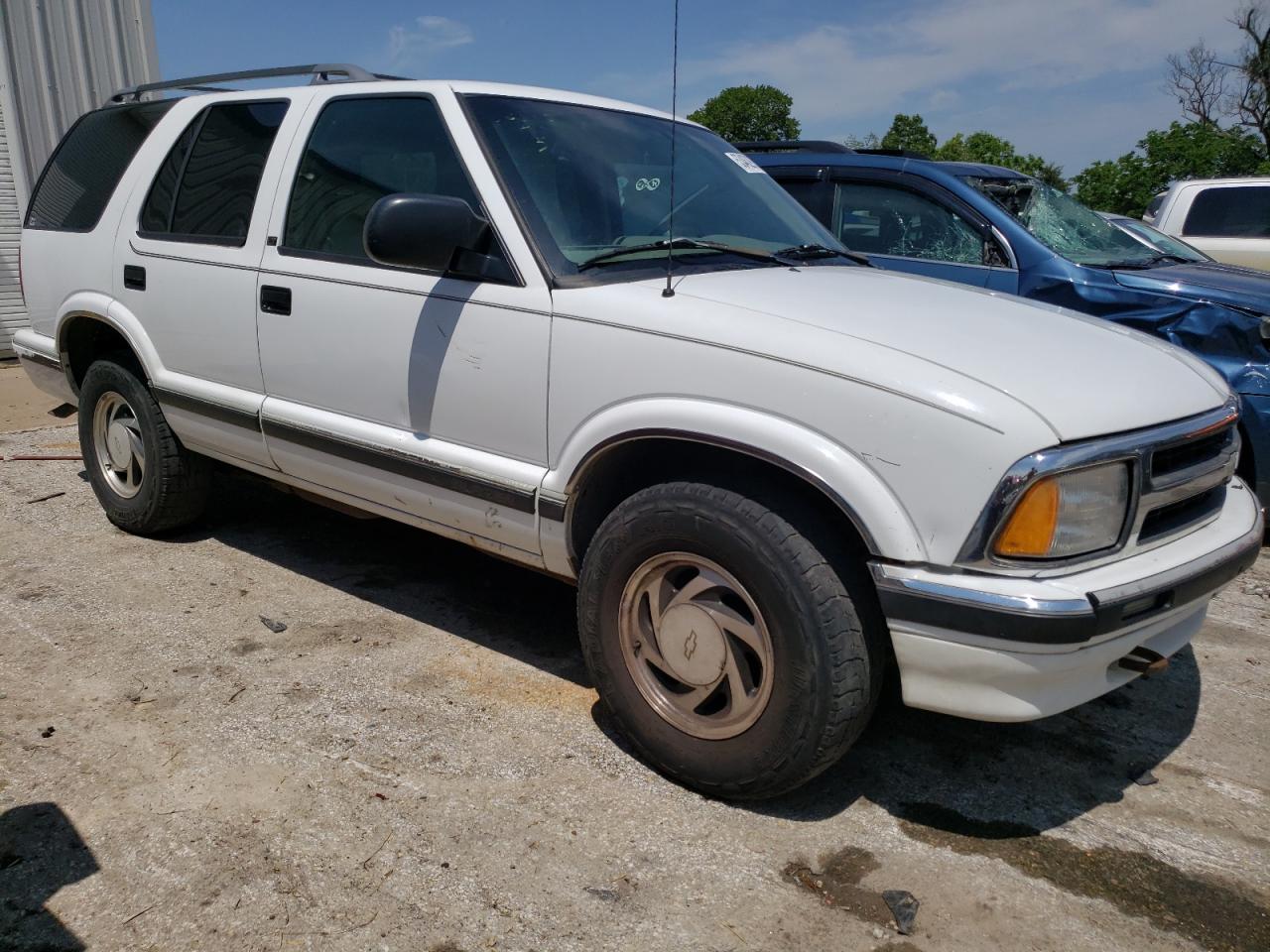 Photo 3 VIN: 1GNDT13W9T2244888 - CHEVROLET BLAZER 