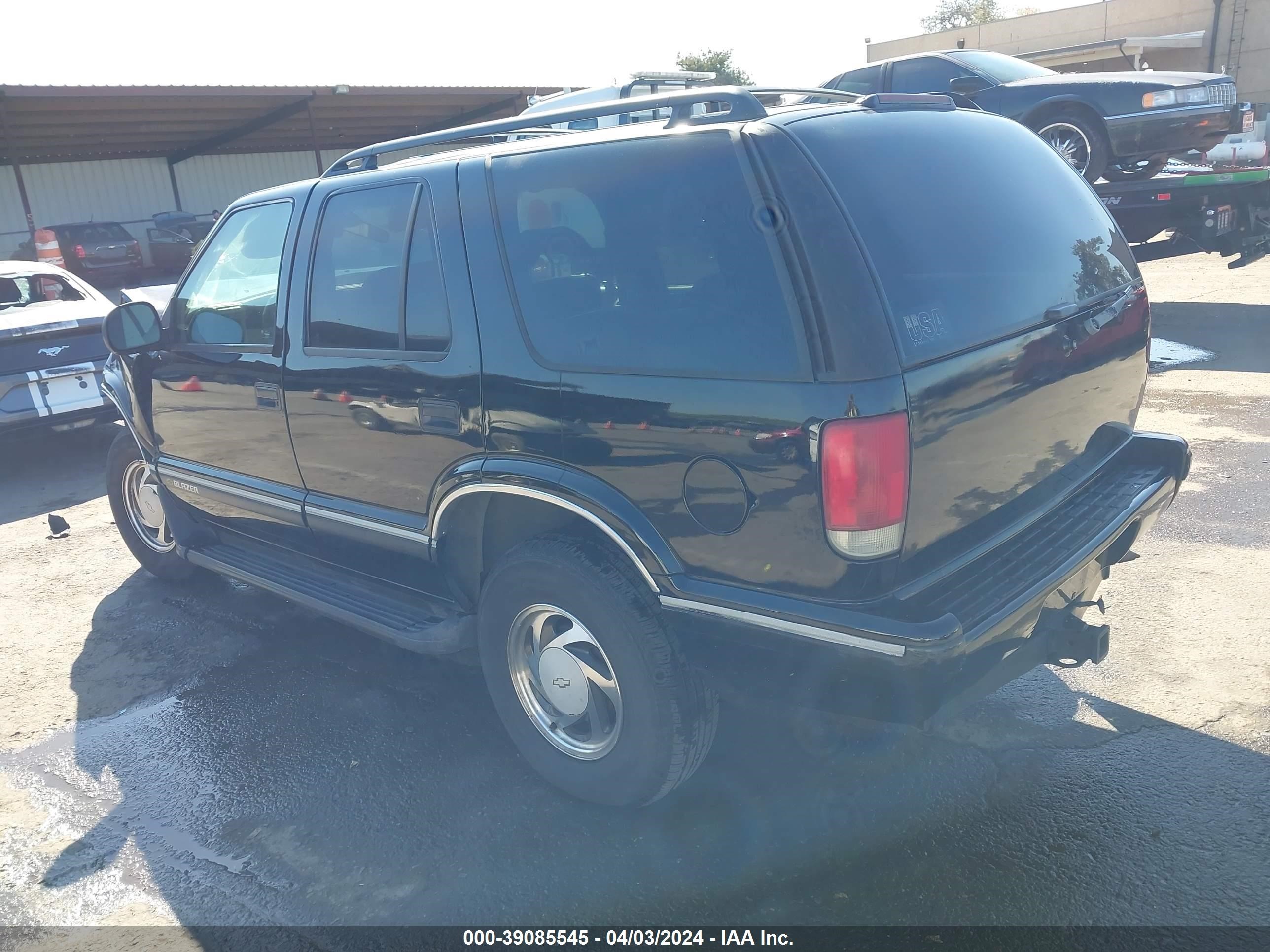 Photo 2 VIN: 1GNDT13WXS2196929 - CHEVROLET BLAZER 