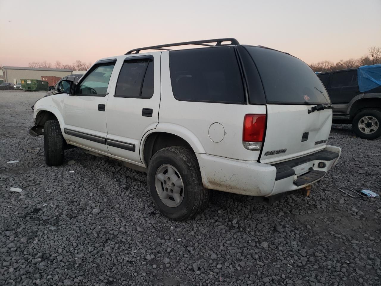 Photo 1 VIN: 1GNDT13WXY2330881 - CHEVROLET BLAZER 