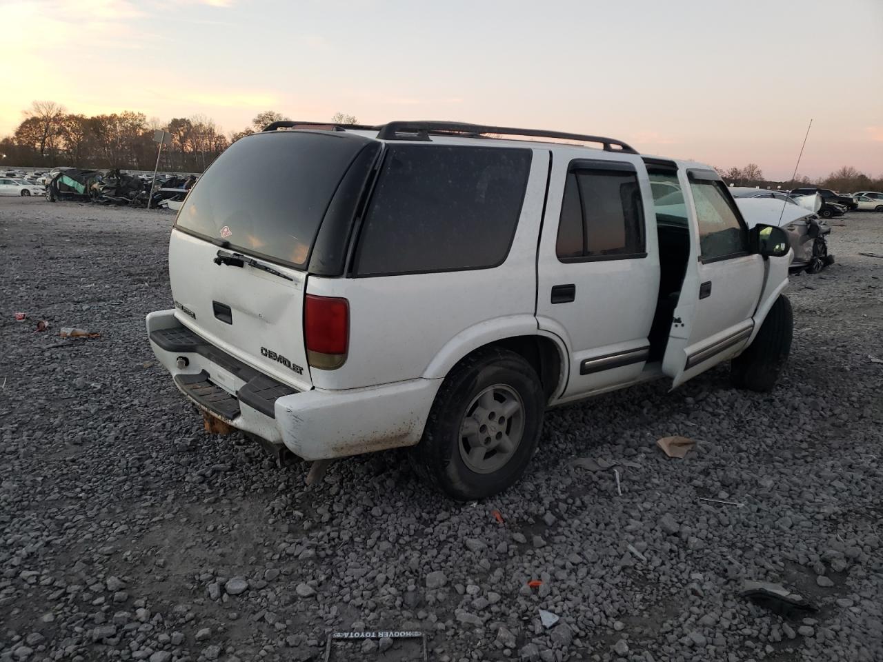 Photo 2 VIN: 1GNDT13WXY2330881 - CHEVROLET BLAZER 