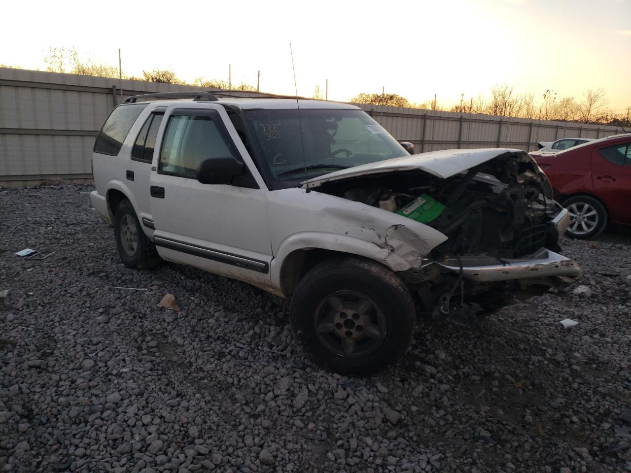 Photo 3 VIN: 1GNDT13WXY2330881 - CHEVROLET BLAZER 