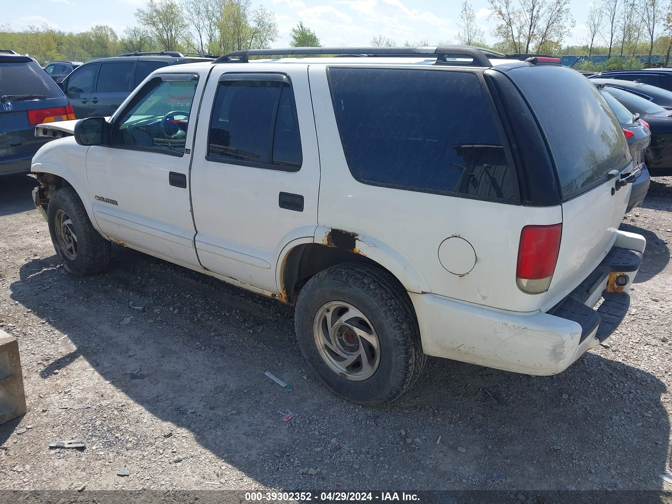 Photo 2 VIN: 1GNDT13X13K109896 - CHEVROLET BLAZER 