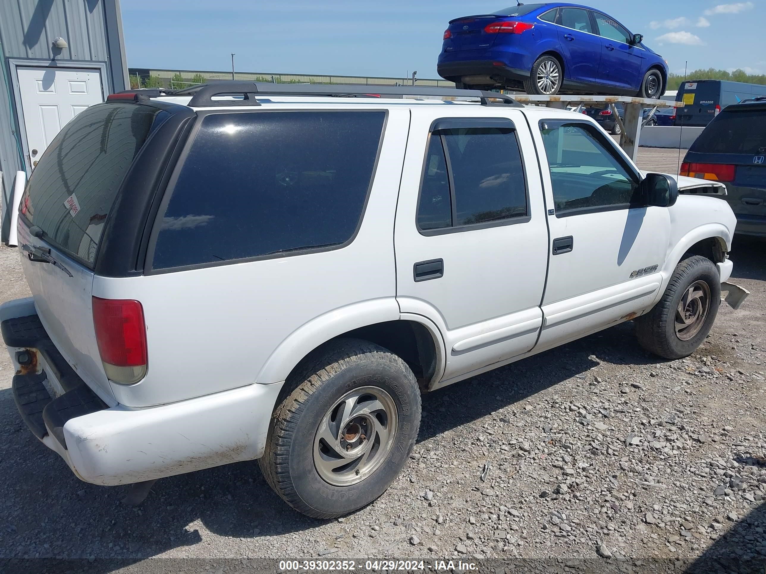 Photo 3 VIN: 1GNDT13X13K109896 - CHEVROLET BLAZER 