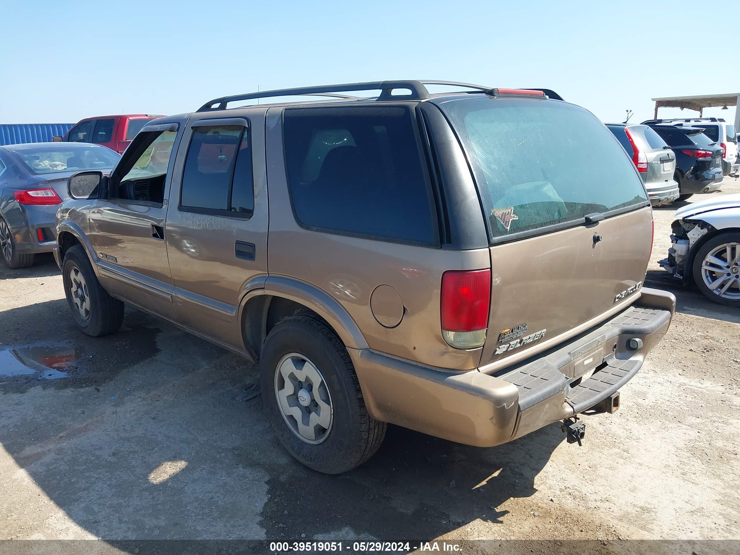 Photo 2 VIN: 1GNDT13X93K114215 - CHEVROLET BLAZER 