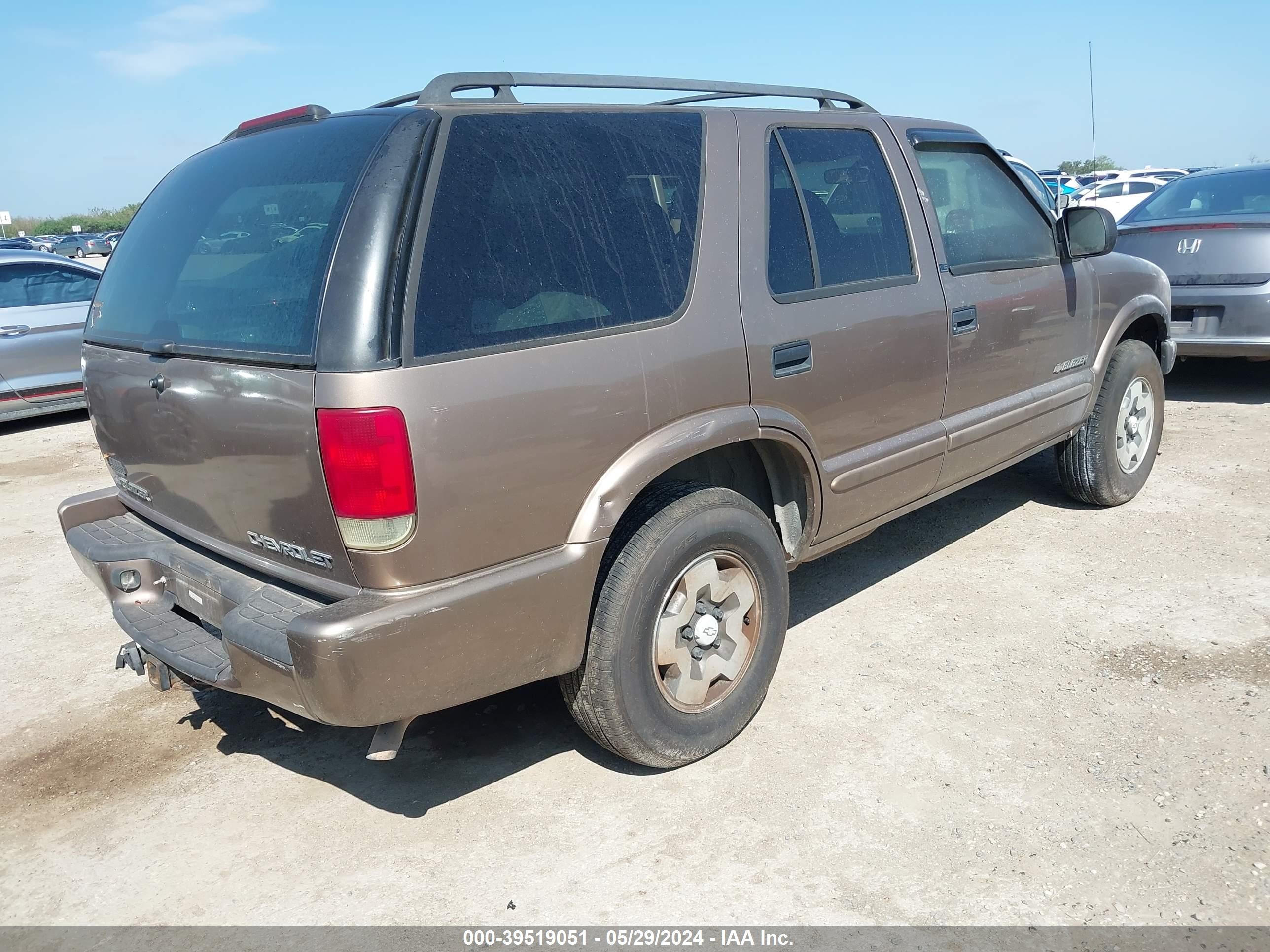 Photo 3 VIN: 1GNDT13X93K114215 - CHEVROLET BLAZER 