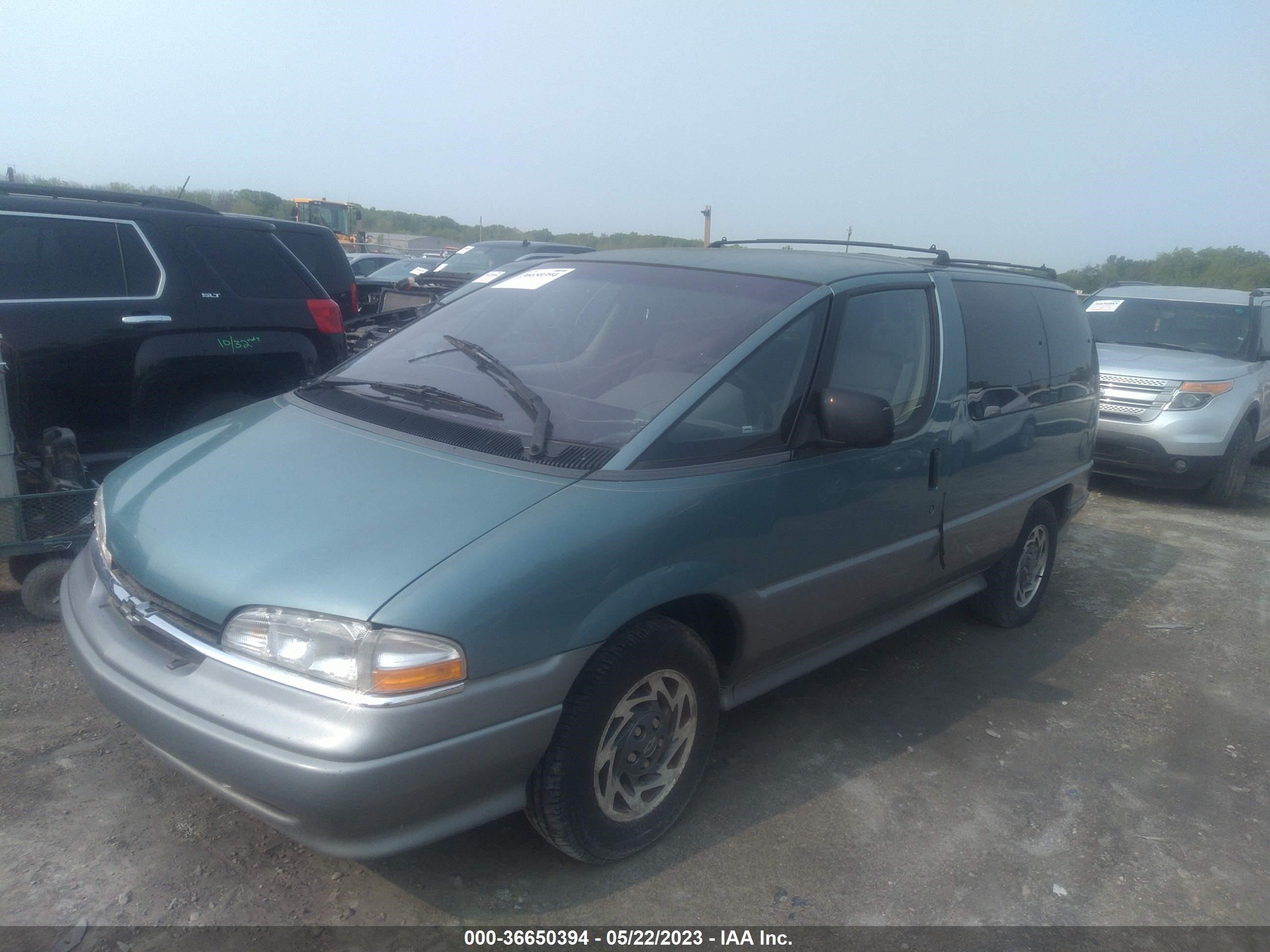 Photo 1 VIN: 1GNDU06D5RT137311 - CHEVROLET LUMINA 