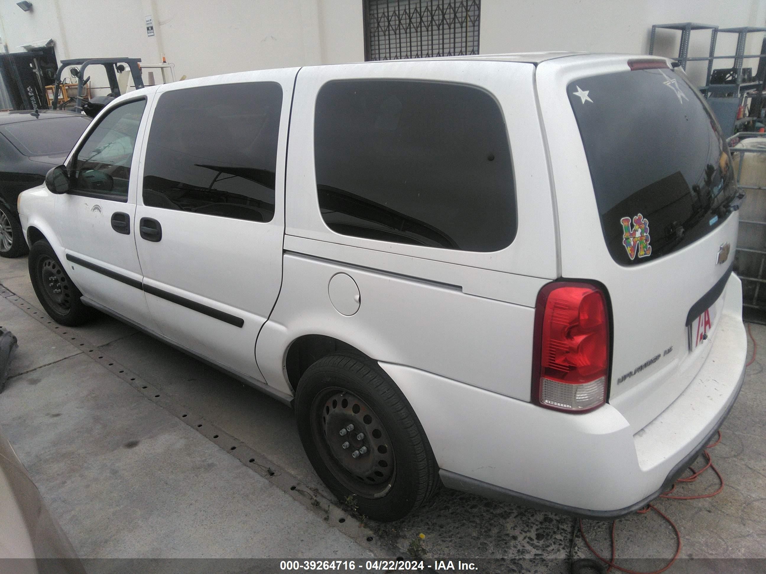 Photo 2 VIN: 1GNDV23WX8D134833 - CHEVROLET UPLANDER 