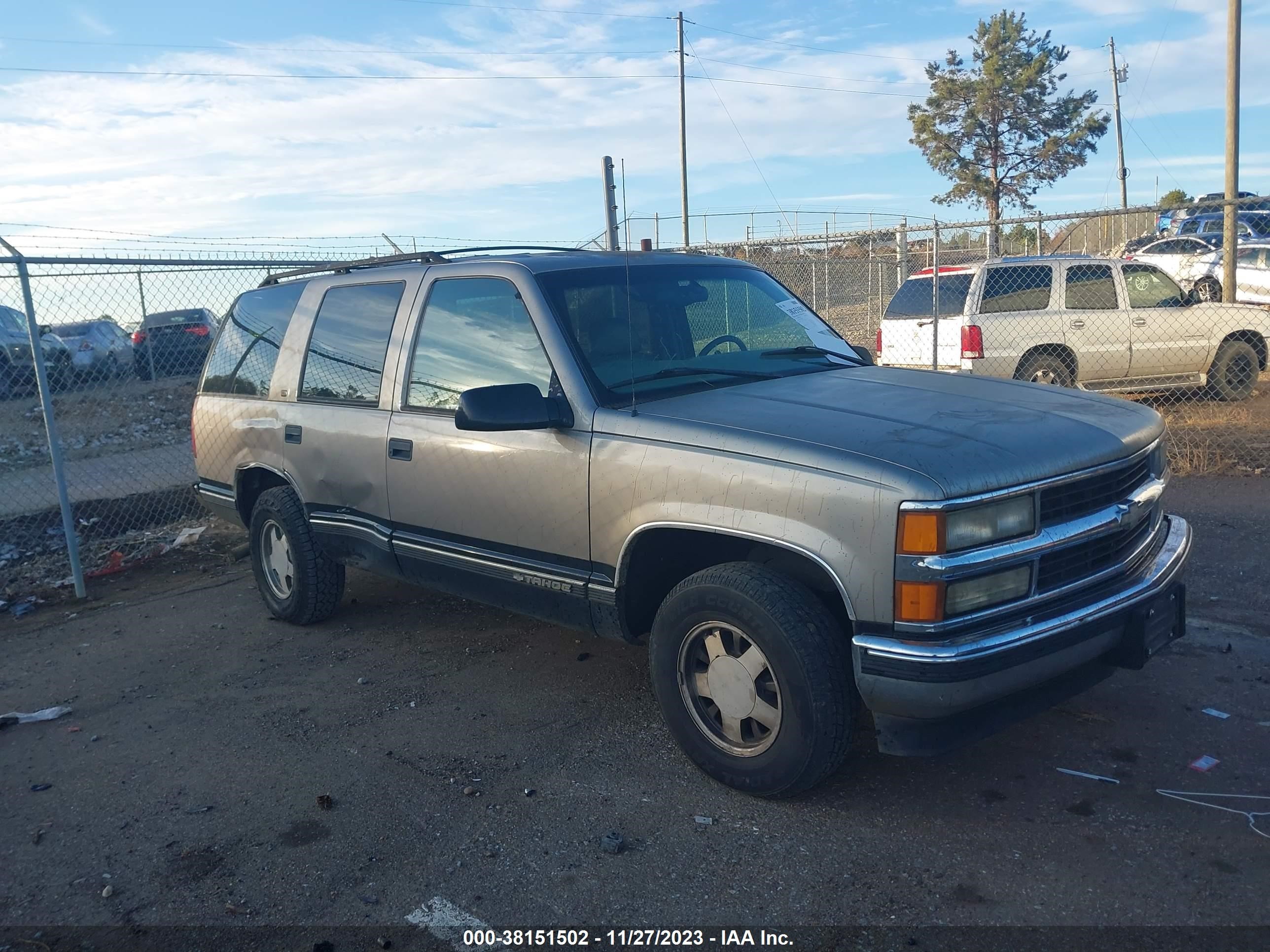 Photo 0 VIN: 1GNEC13R2XJ488294 - CHEVROLET TAHOE 